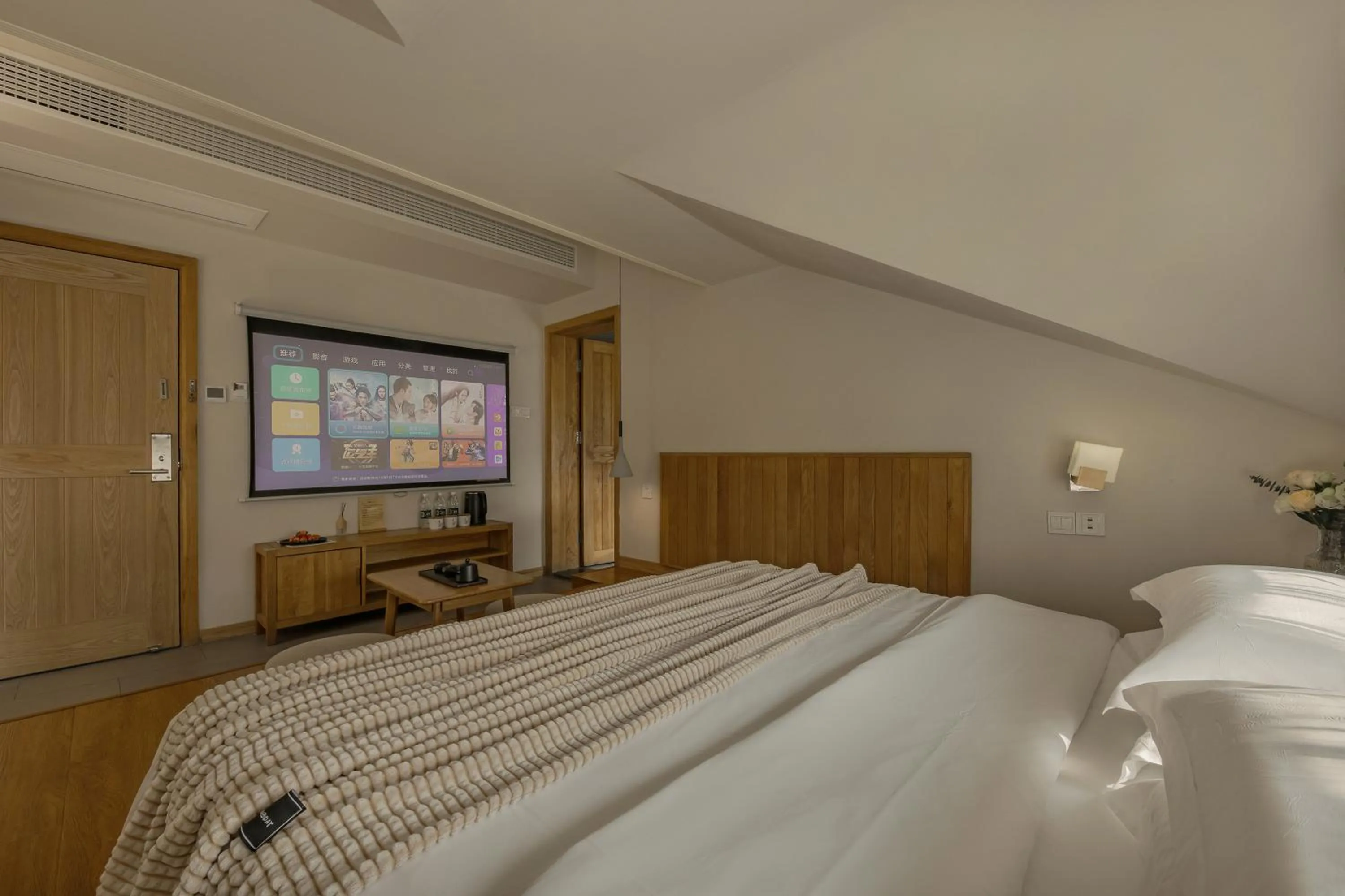 Bedroom, Bed in T innn - West Lake - Yueshang Yunshe Homestay - Hangzhou Taiziwan Park Branch