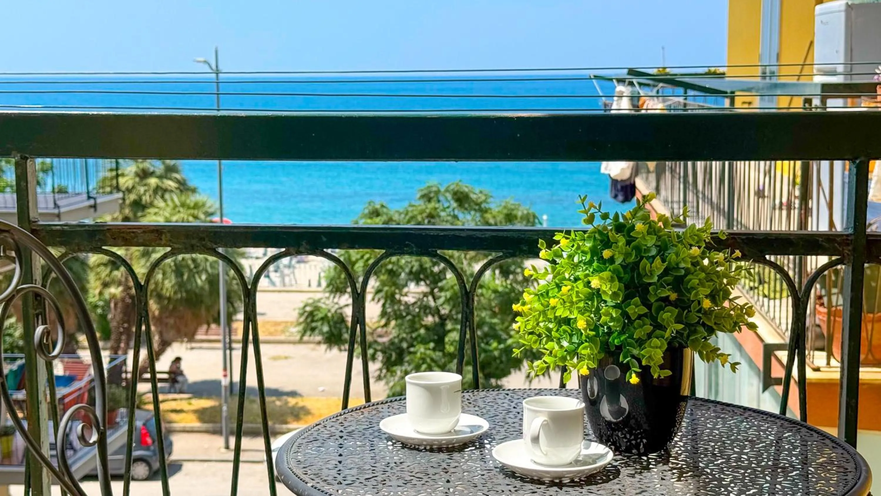 Stanze sul Mare B&B and Apartment
