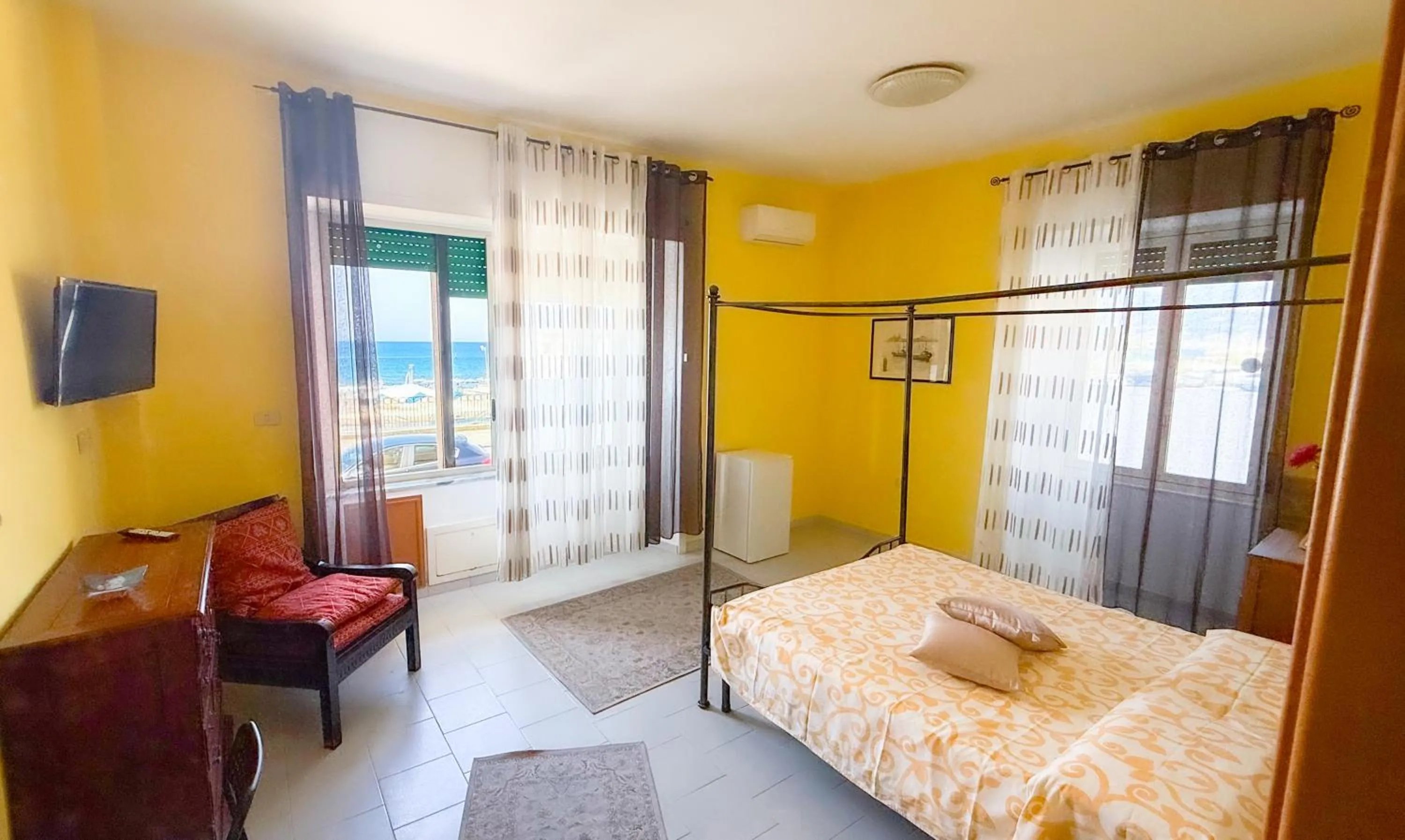 Stanze sul Mare B&B and Apartment