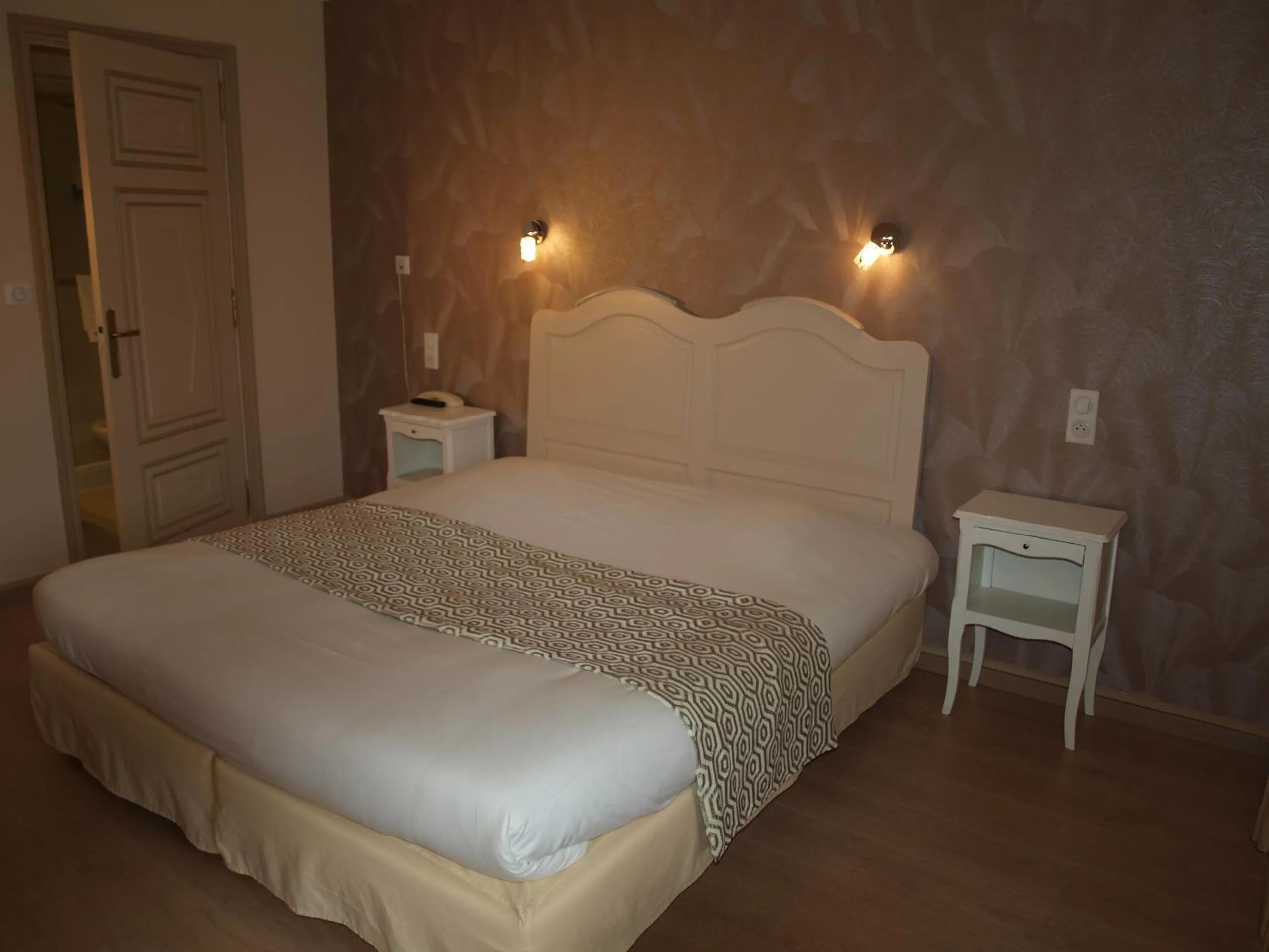 Photo of the whole room, Bed in Hôtel Les Deux Magots