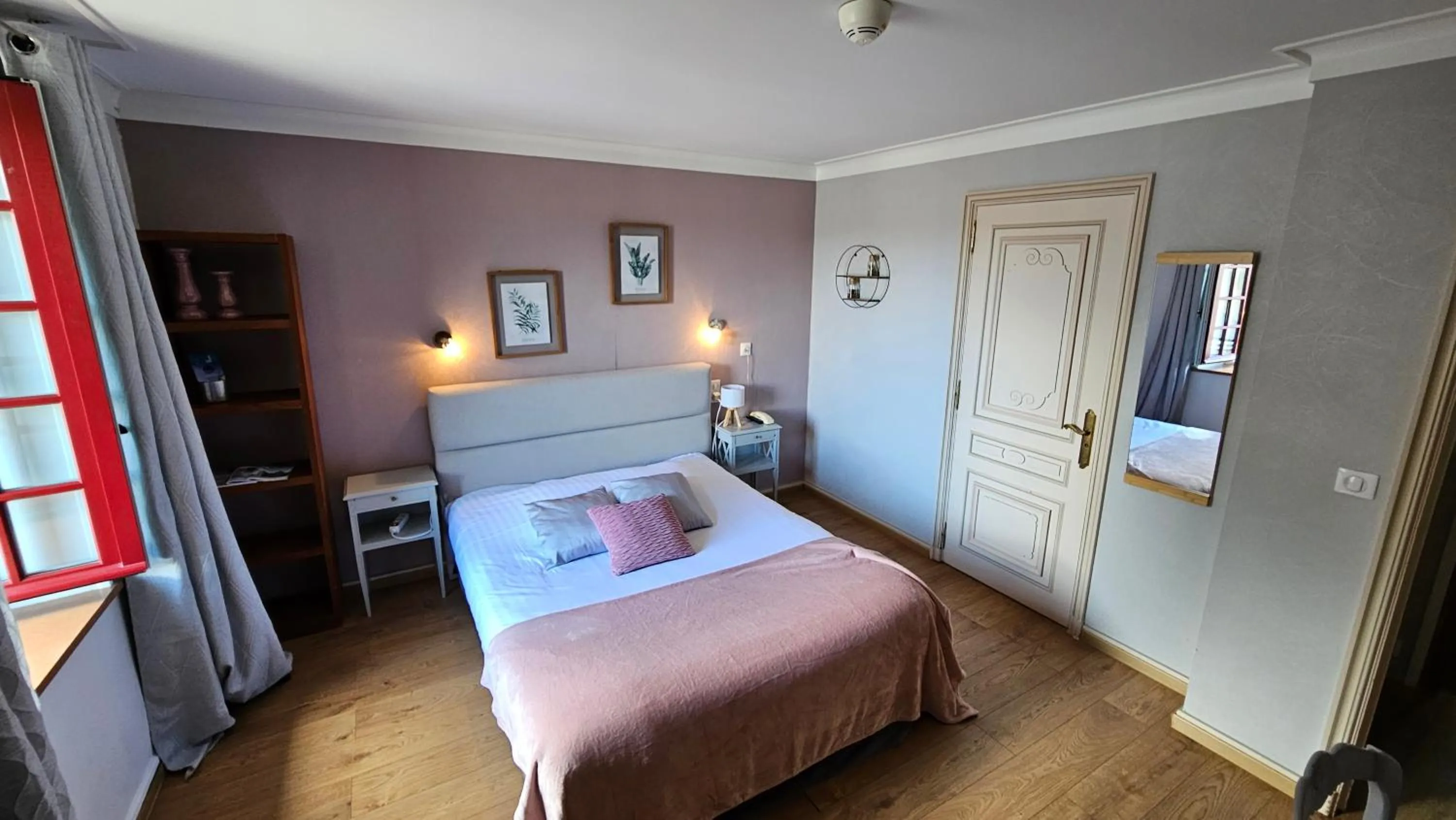 Bed in Hôtel Les Deux Magots