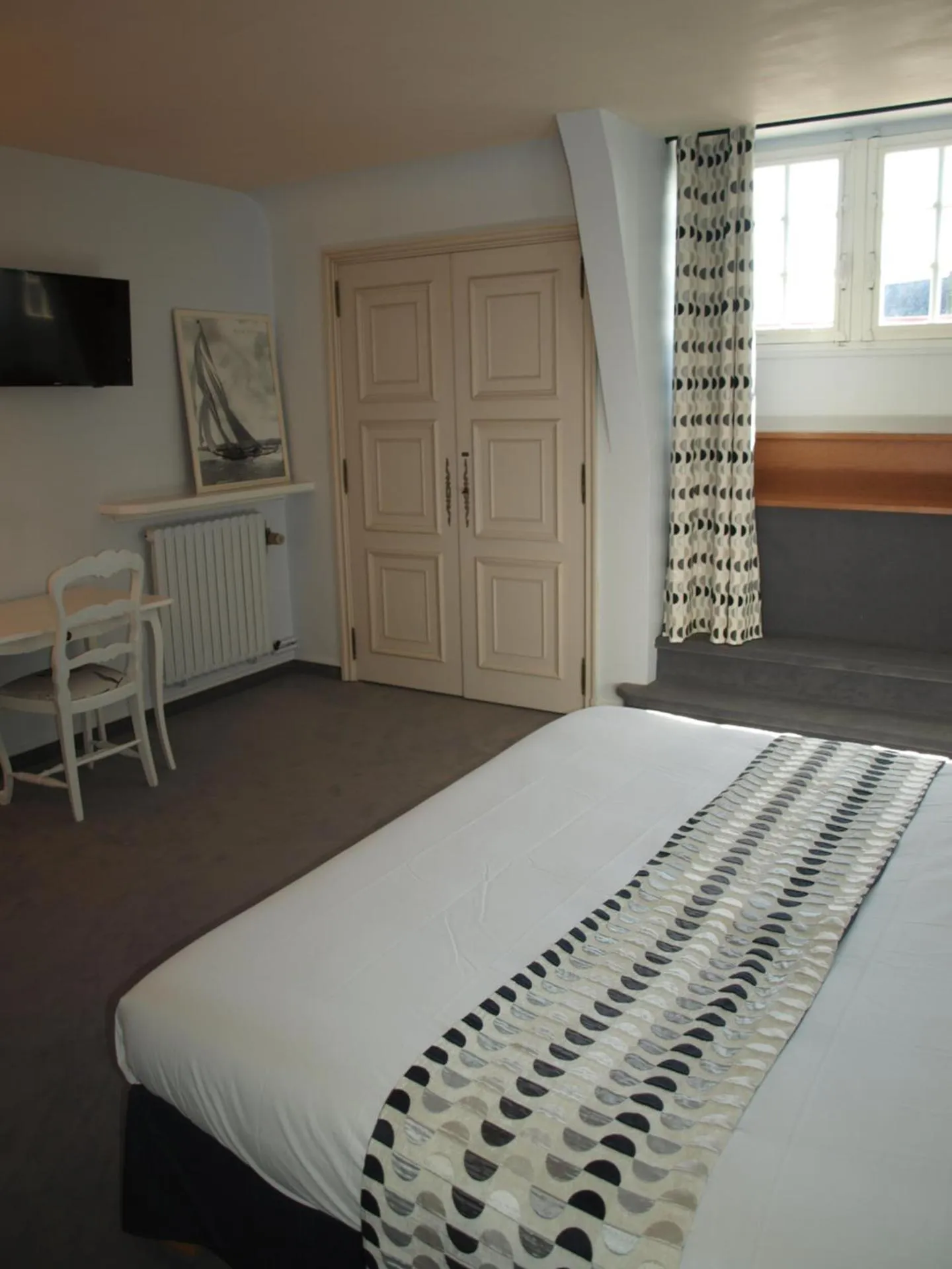 Photo of the whole room, Bed in Hôtel Les Deux Magots