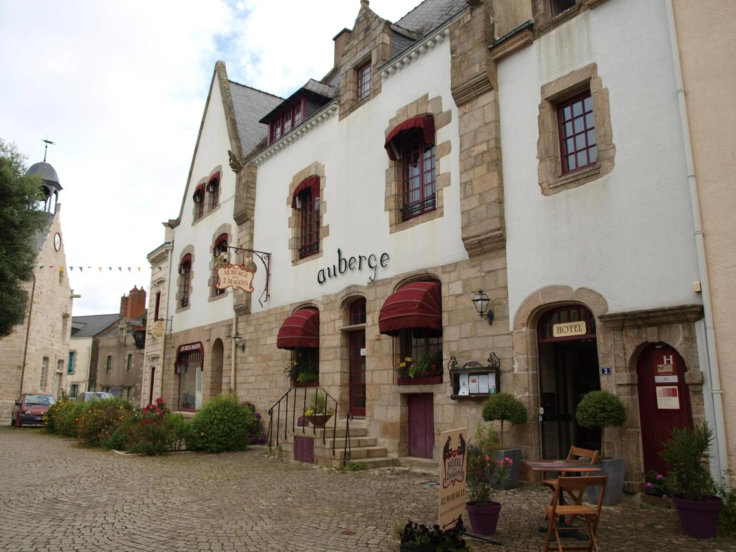 Property building in Hôtel Les Deux Magots