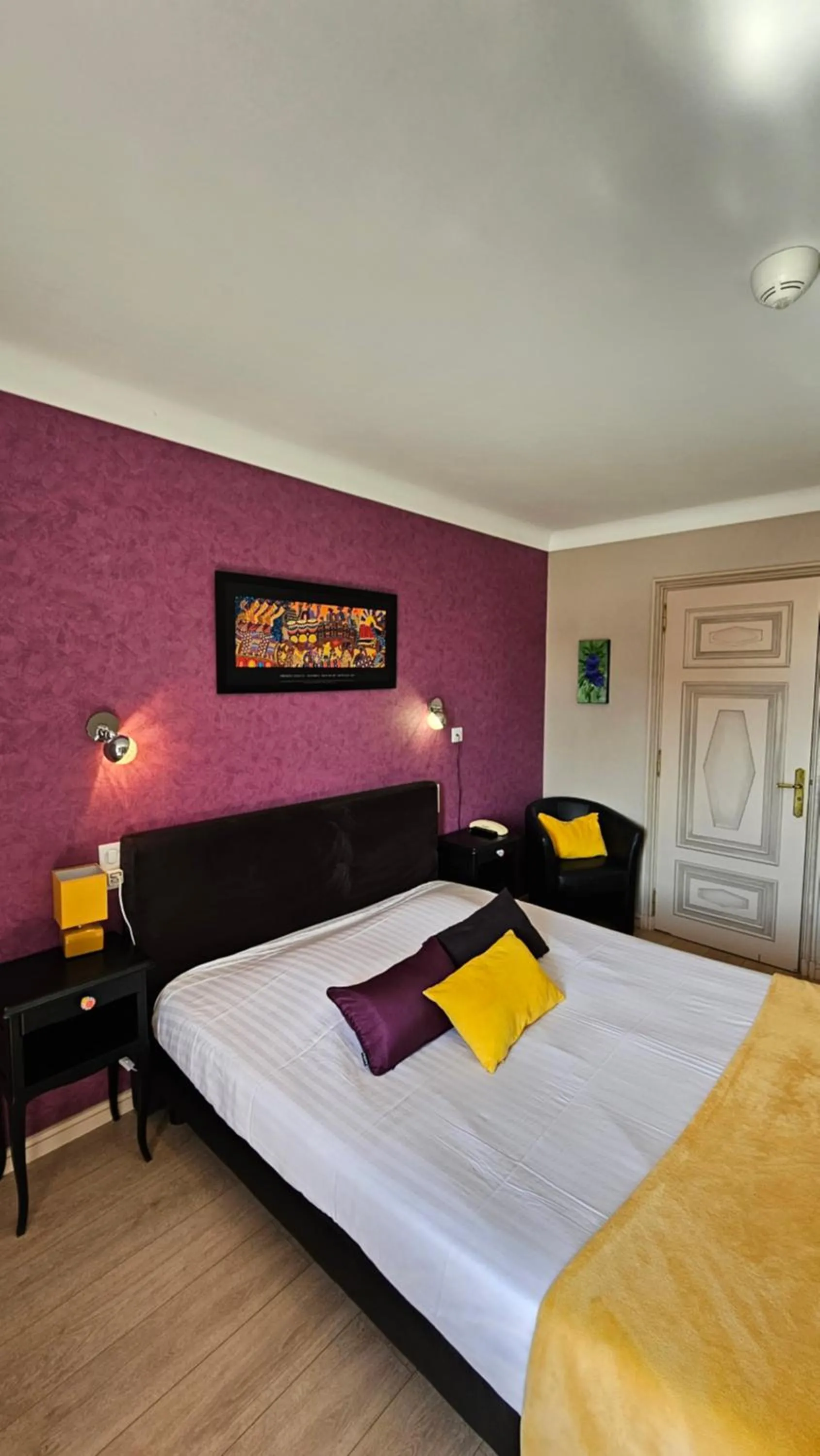 Bed in Hôtel Les Deux Magots