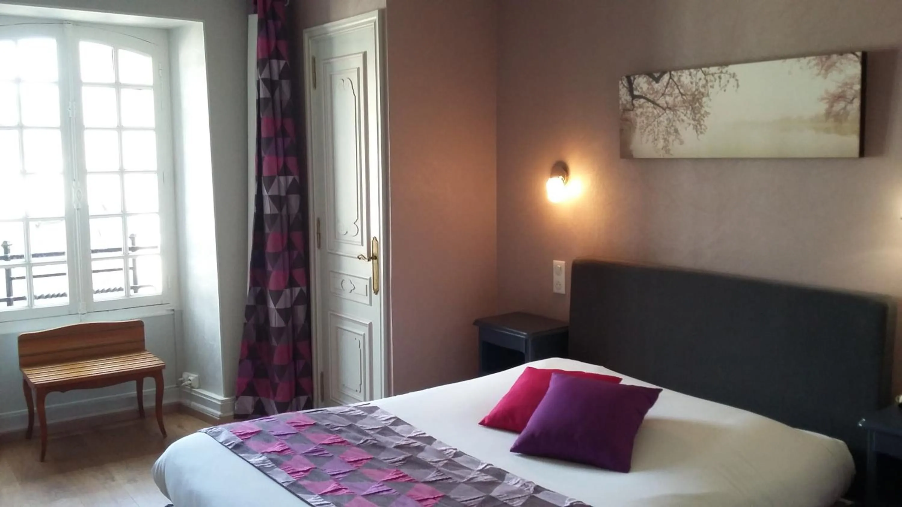 Bed in Hôtel Les Deux Magots