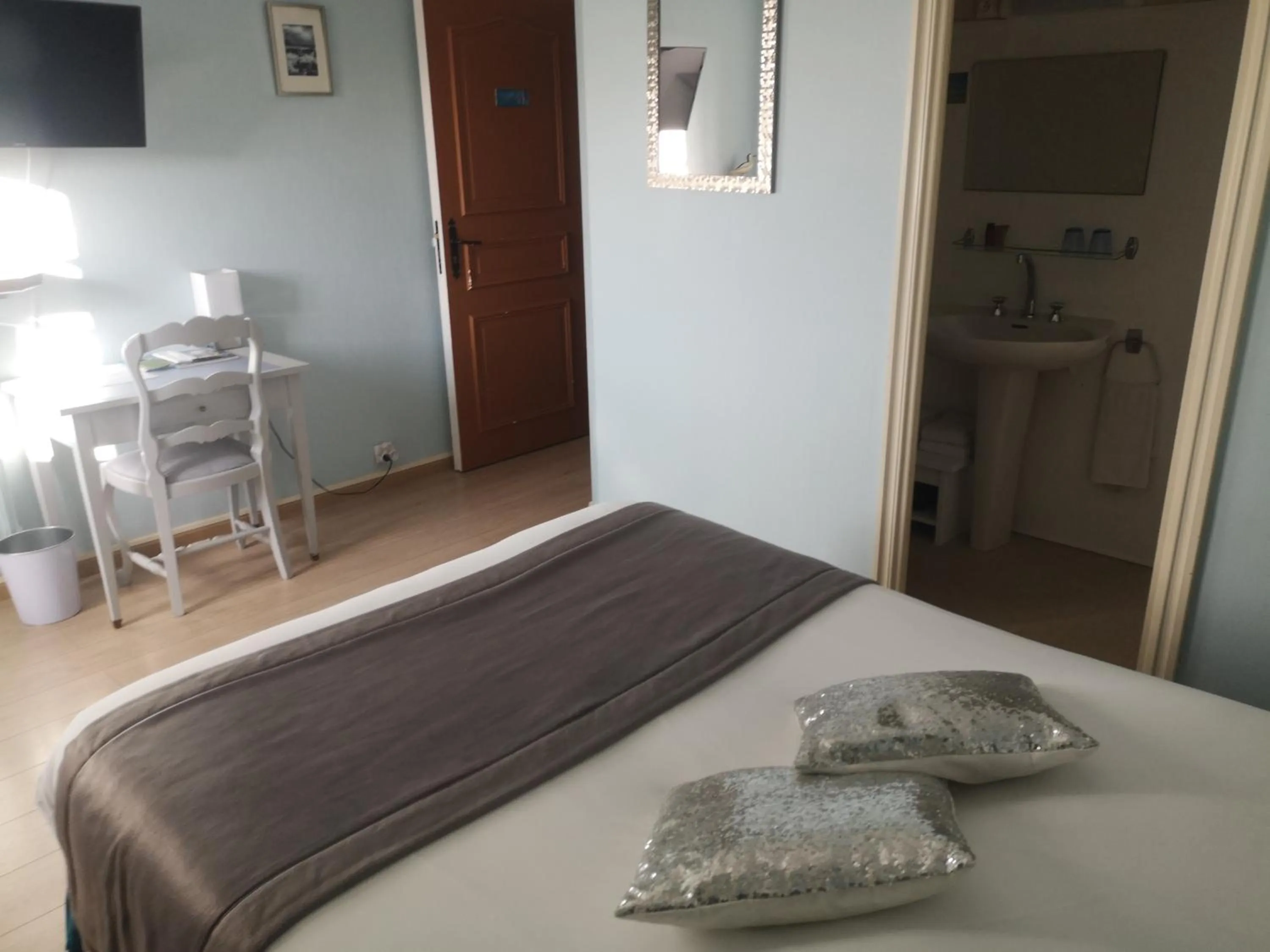 Photo of the whole room, Bed in Hôtel Les Deux Magots