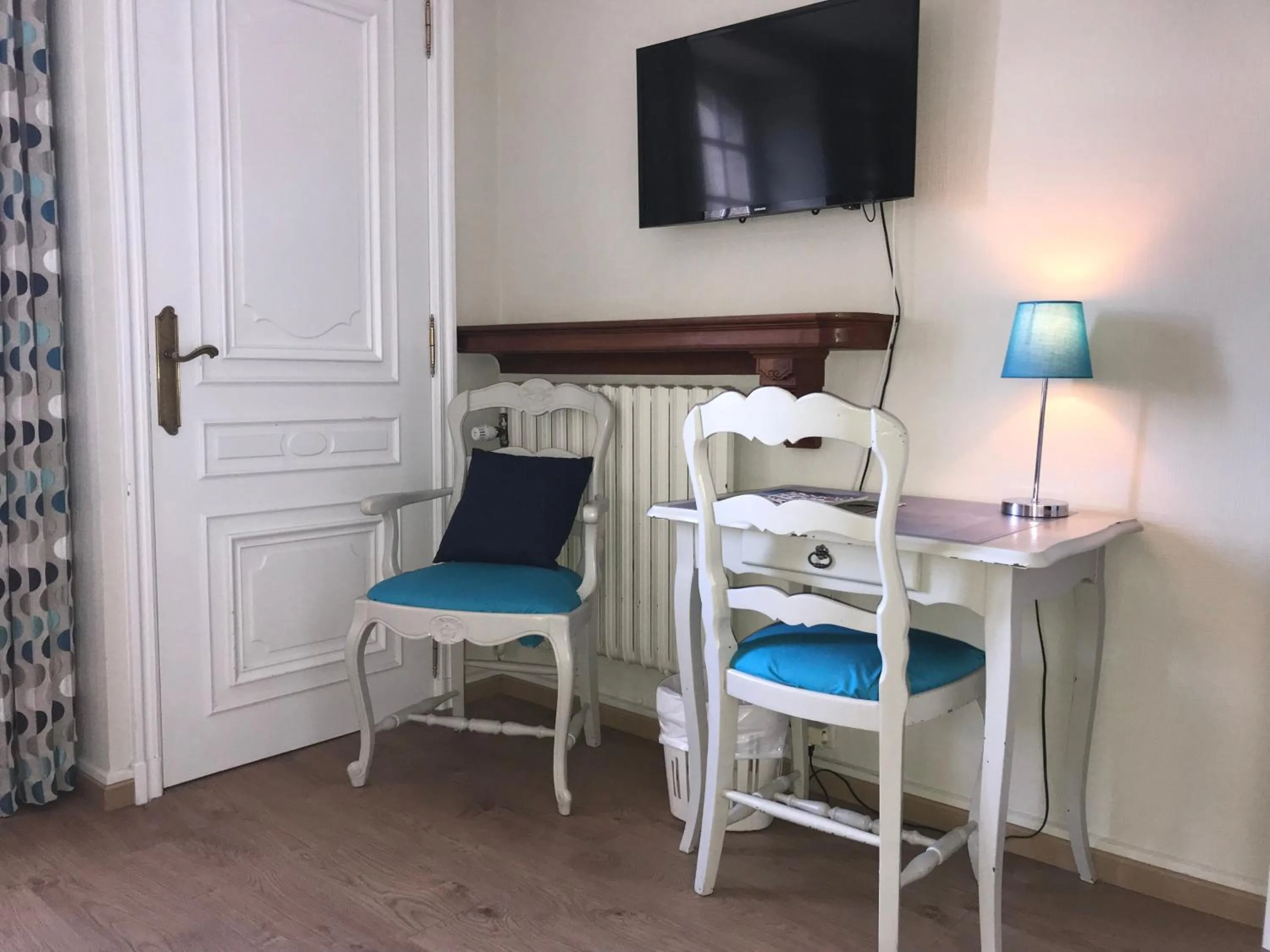 TV and multimedia in Hôtel Les Deux Magots