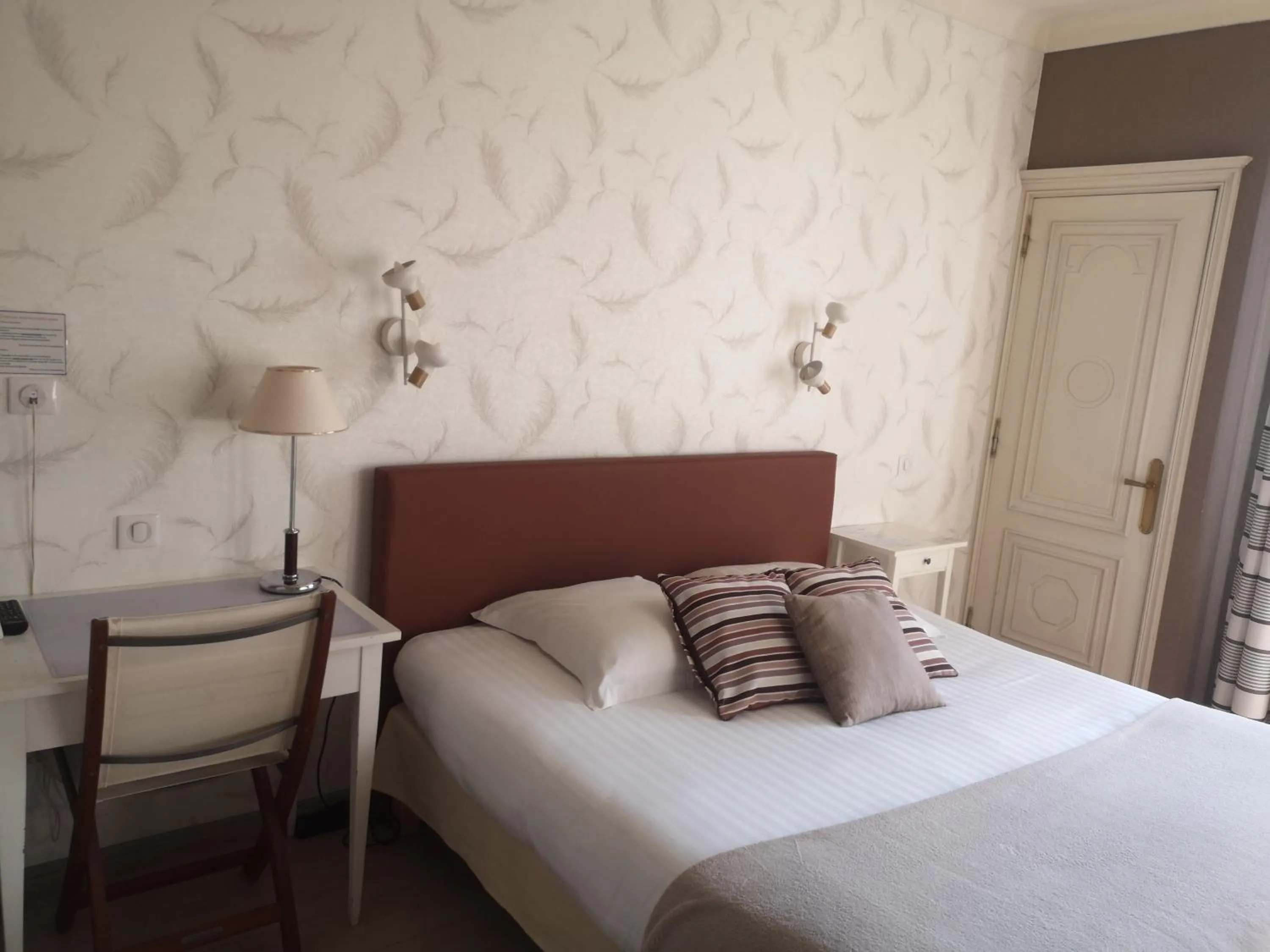 Bed in Hôtel Les Deux Magots