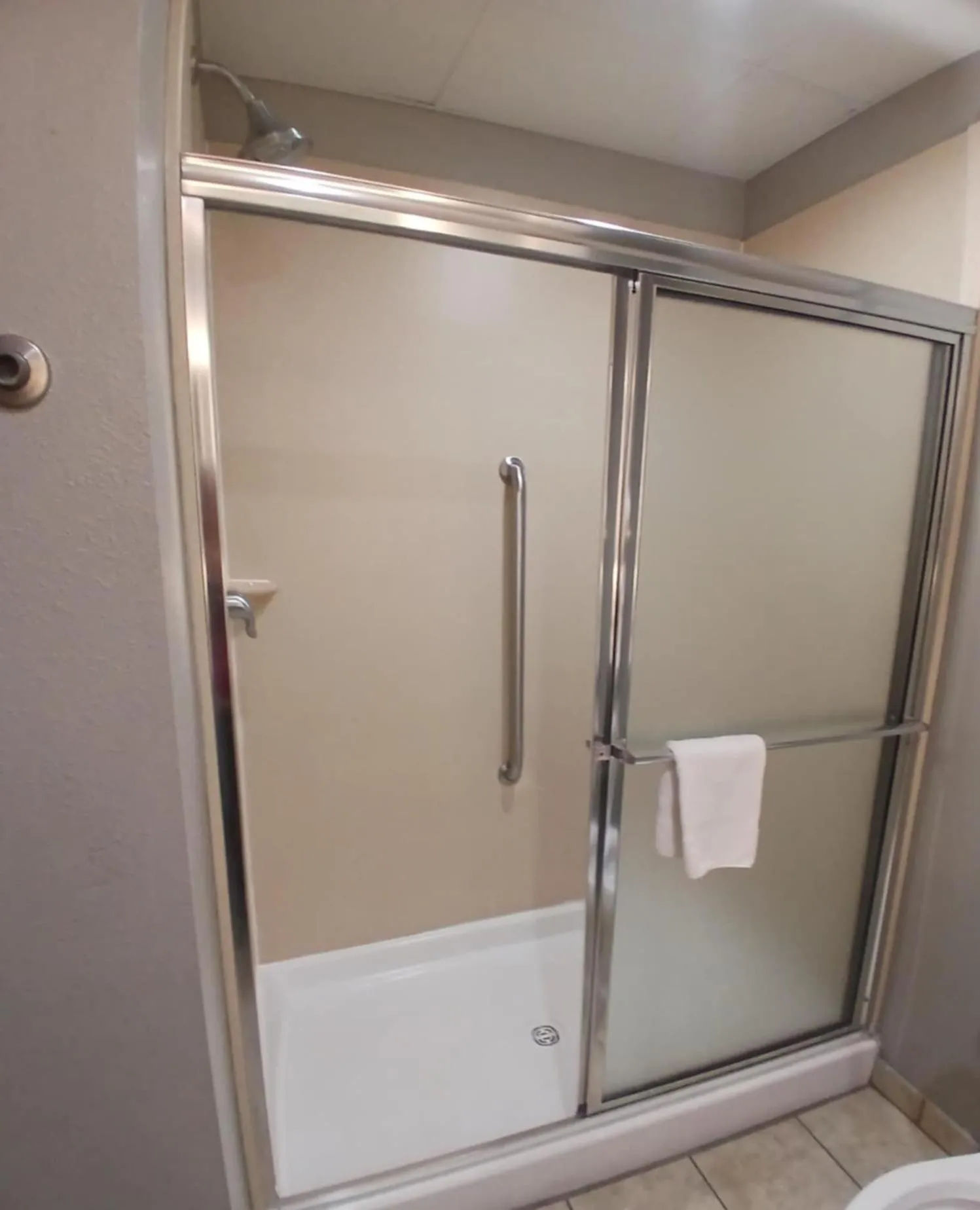 Shower in Route 66 inn & Suites