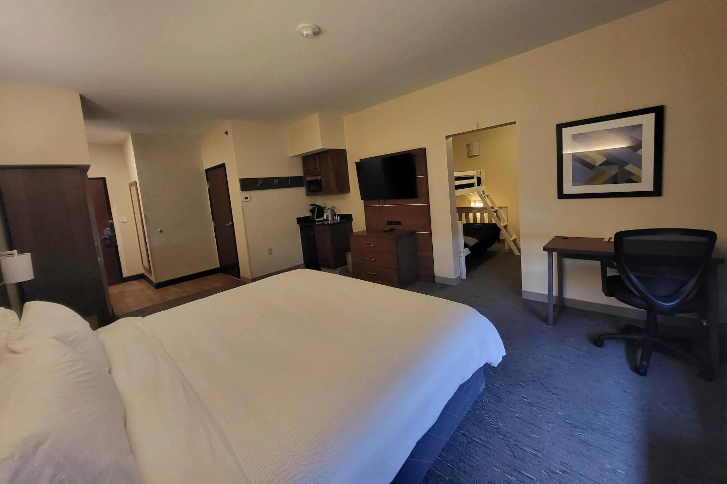 Bedroom, Bed in Comfort Inn & Suites Miami - Route 66