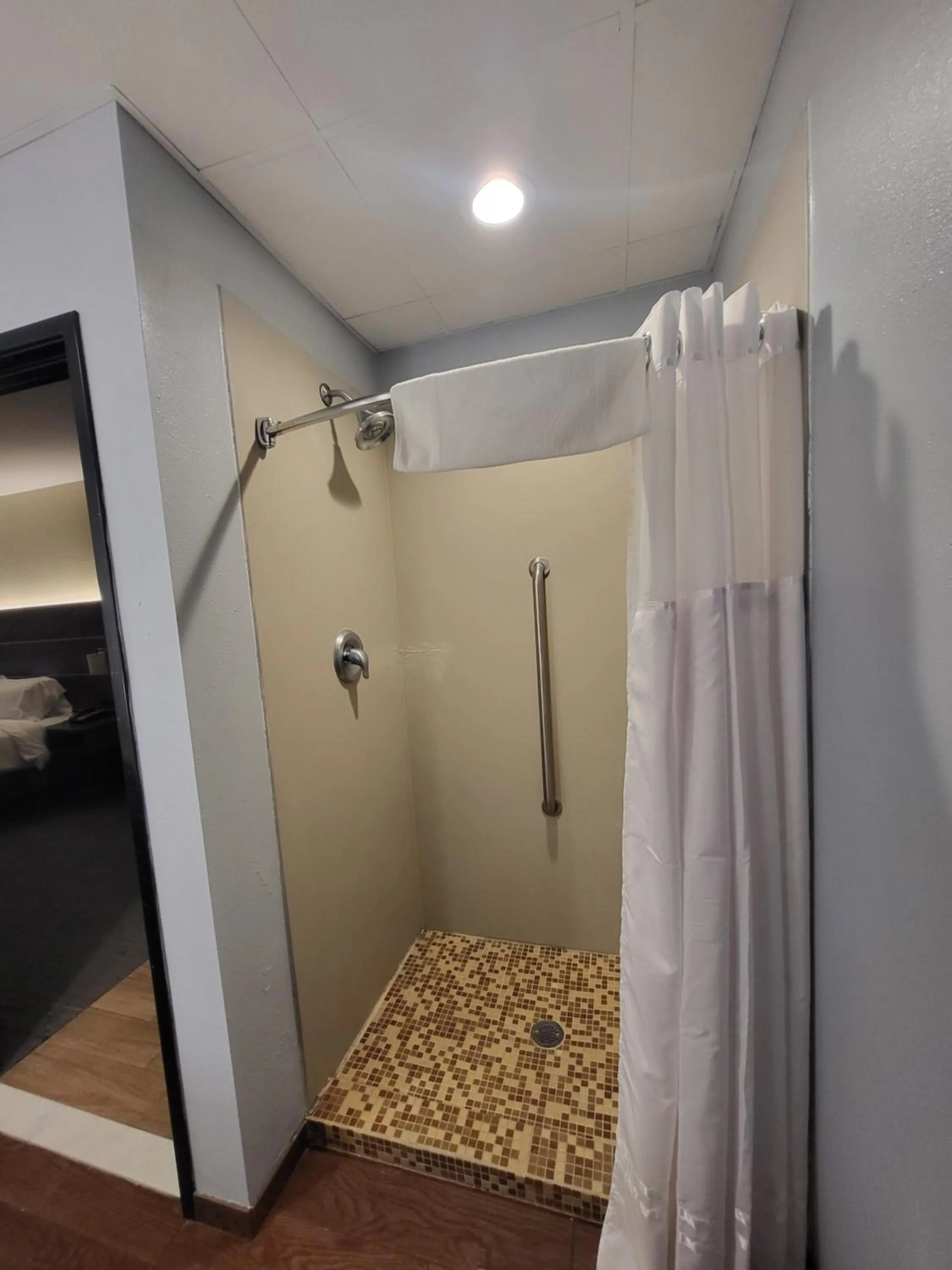 Shower in Route 66 inn & Suites