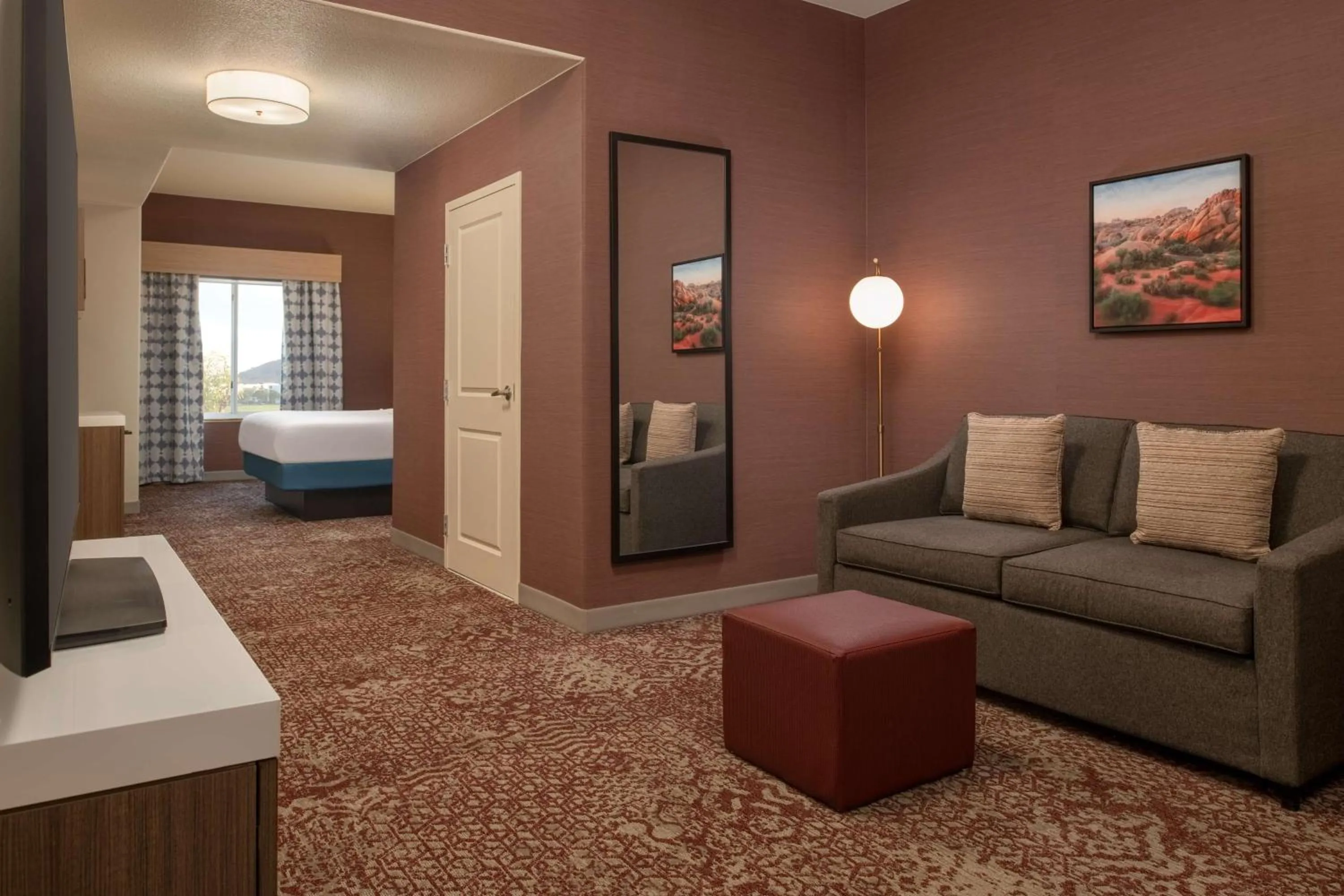 Living room, Bed in Hilton Garden Inn Fontana