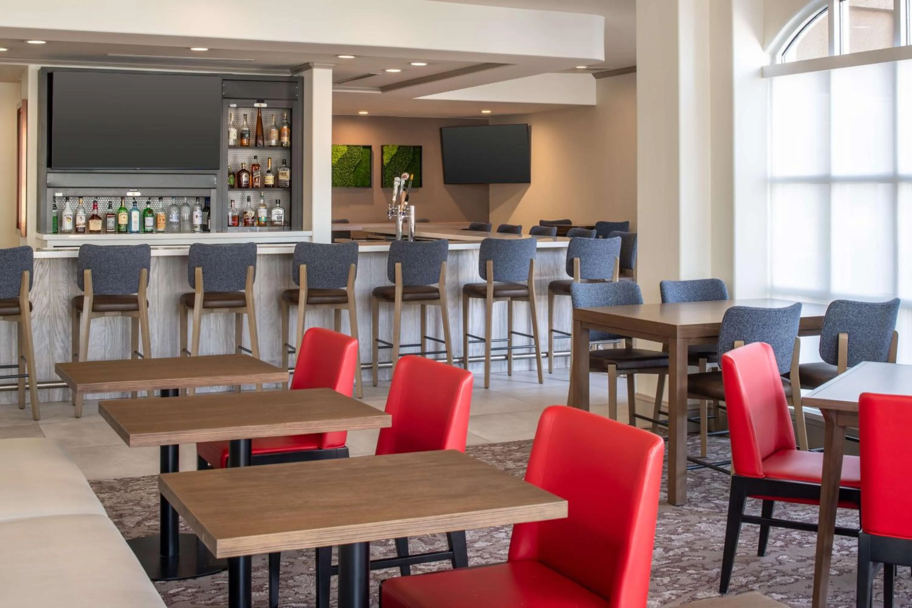 Lounge or bar in Hilton Garden Inn Fontana