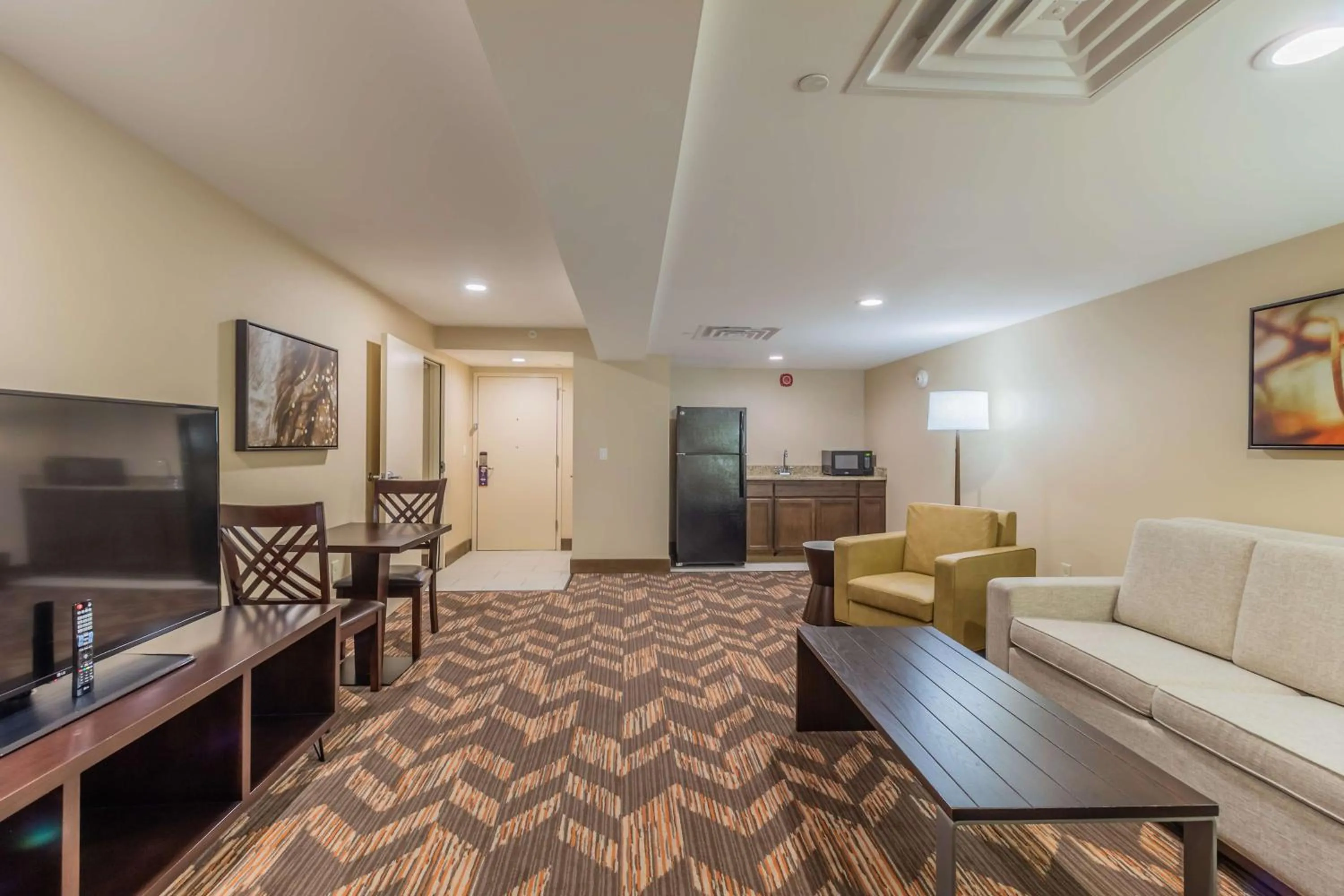 Living room in DoubleTree by Hilton Lawrence