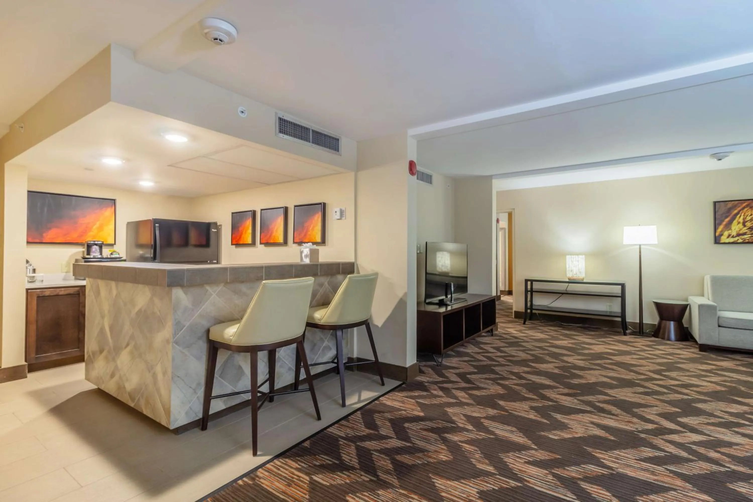 Living room, Bed in DoubleTree by Hilton Lawrence