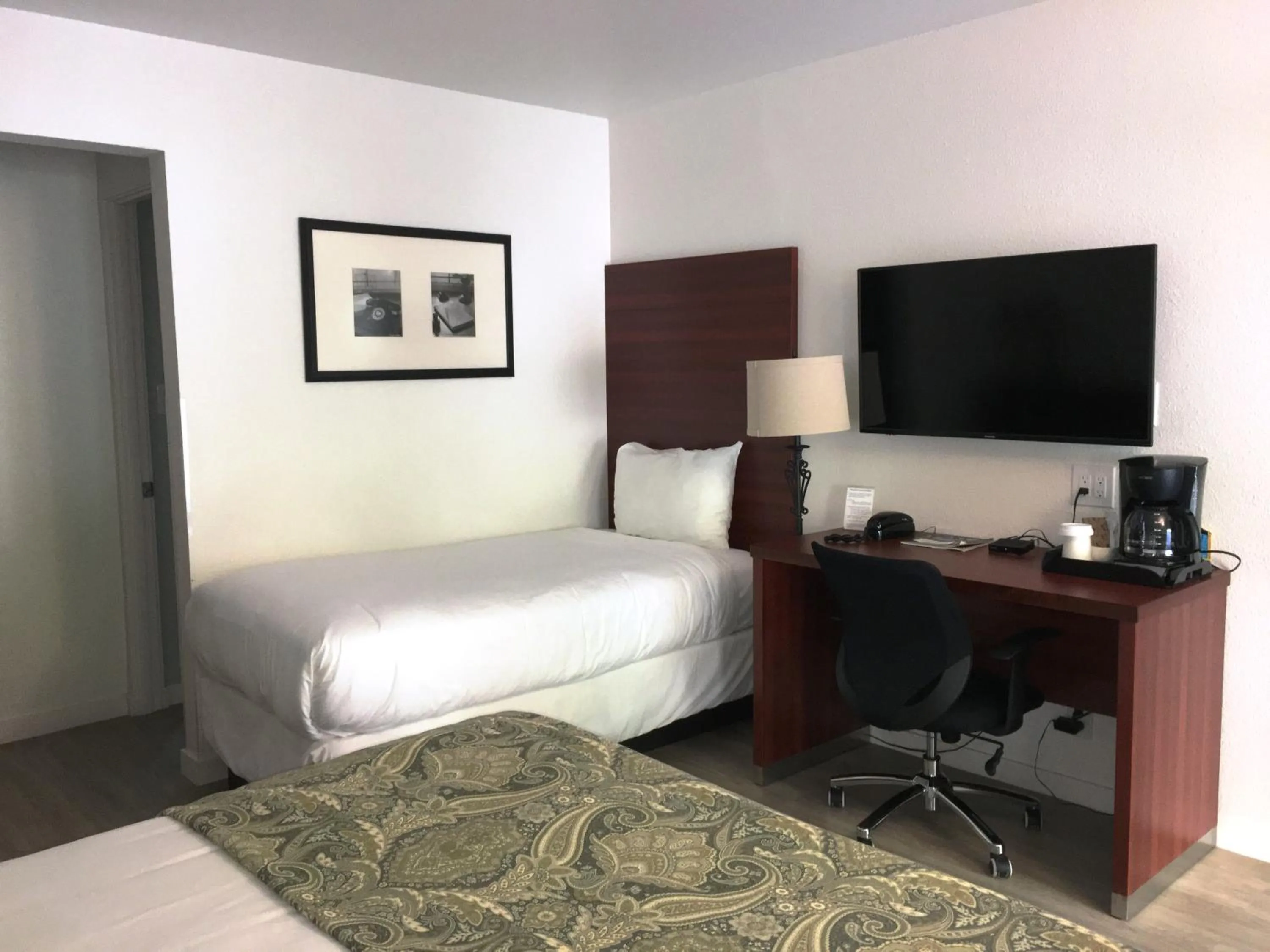 Bedroom, Bed in Diablo Mountain Inn Walnut Creek