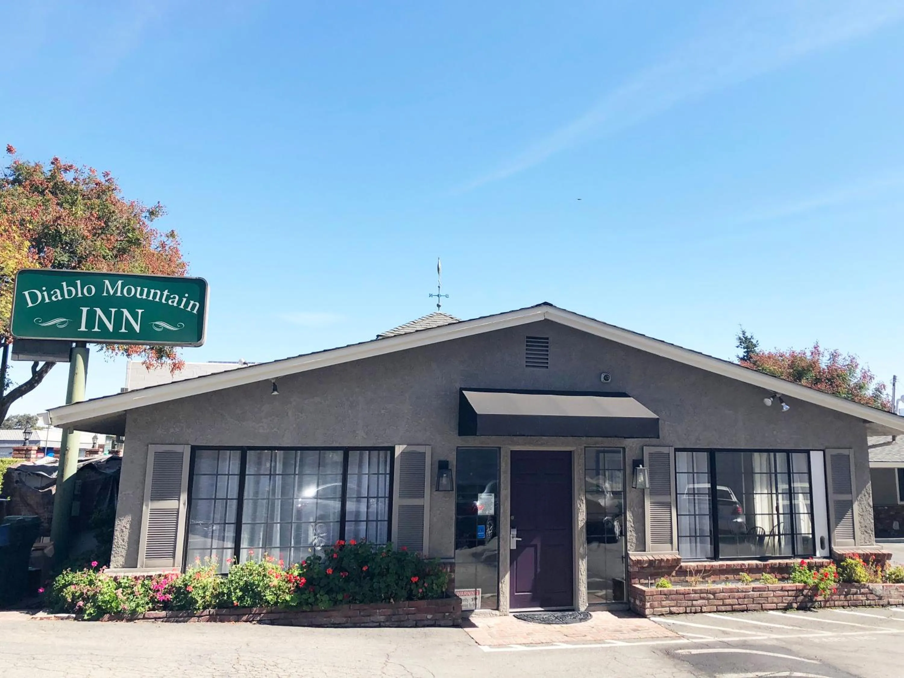 Facade/entrance in Diablo Mountain Inn Walnut Creek
