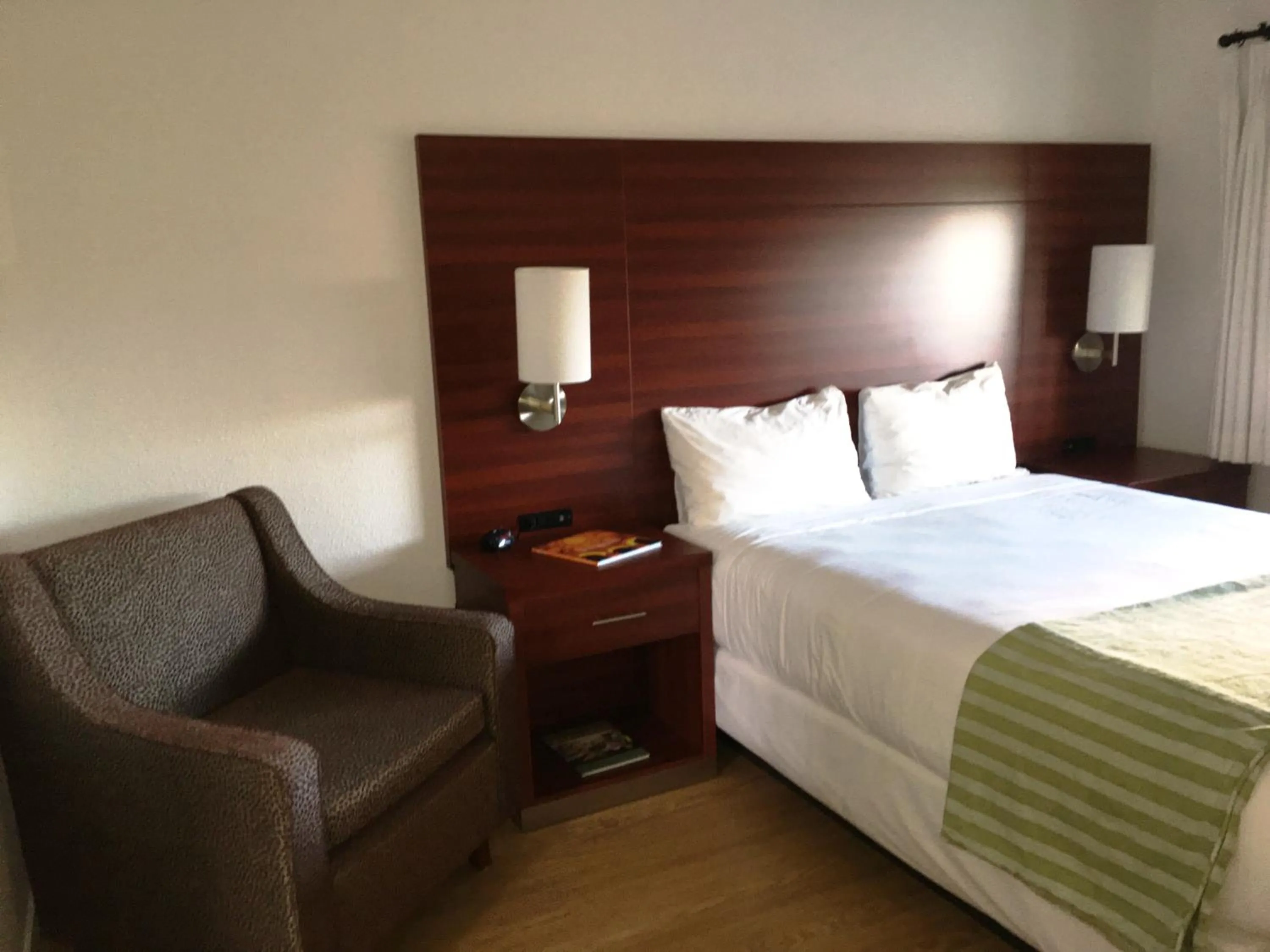 Bedroom, Bed in Diablo Mountain Inn Walnut Creek