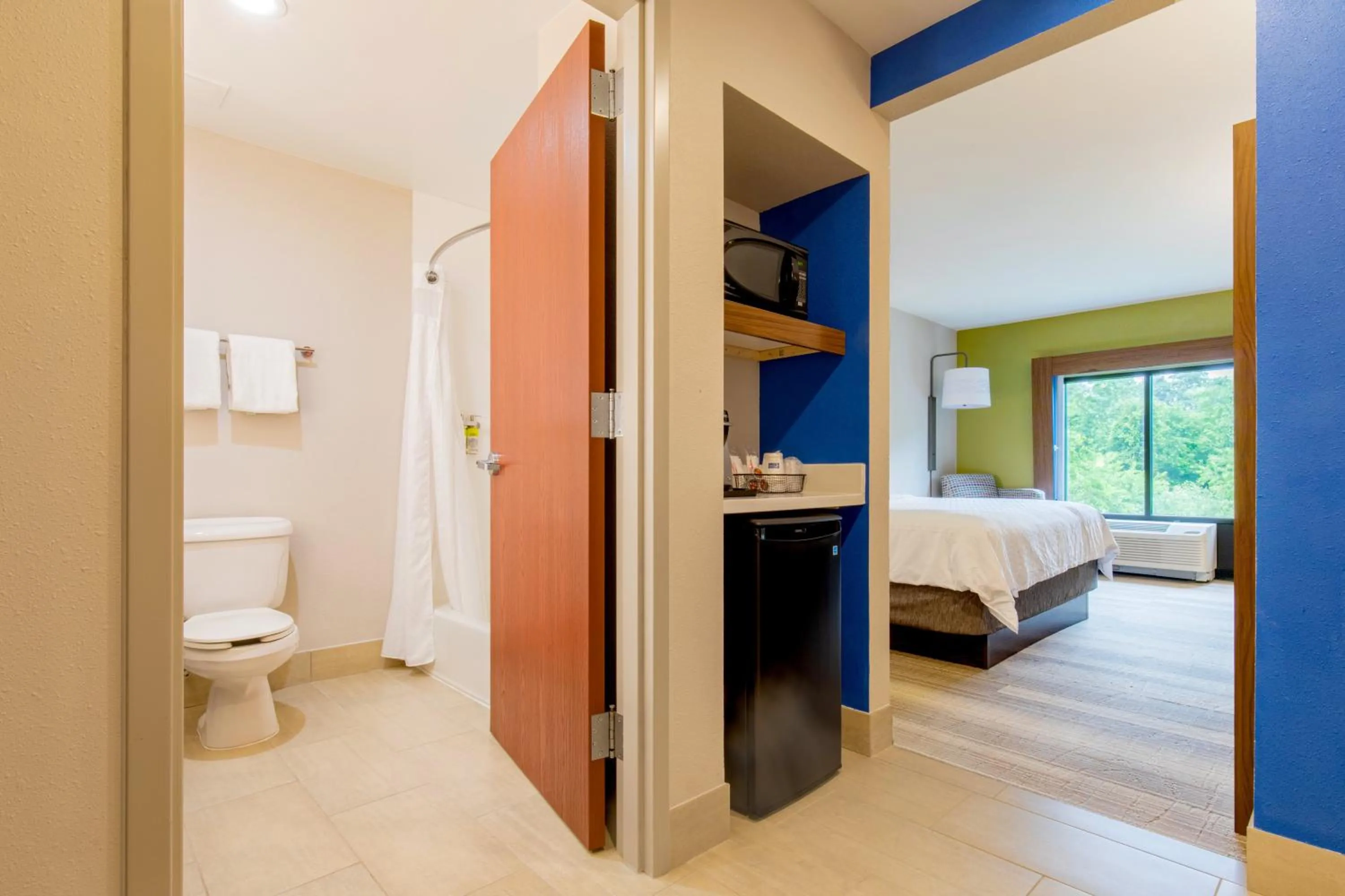 Photo of the whole room, Bed in Holiday Inn Express Johnson City by IHG