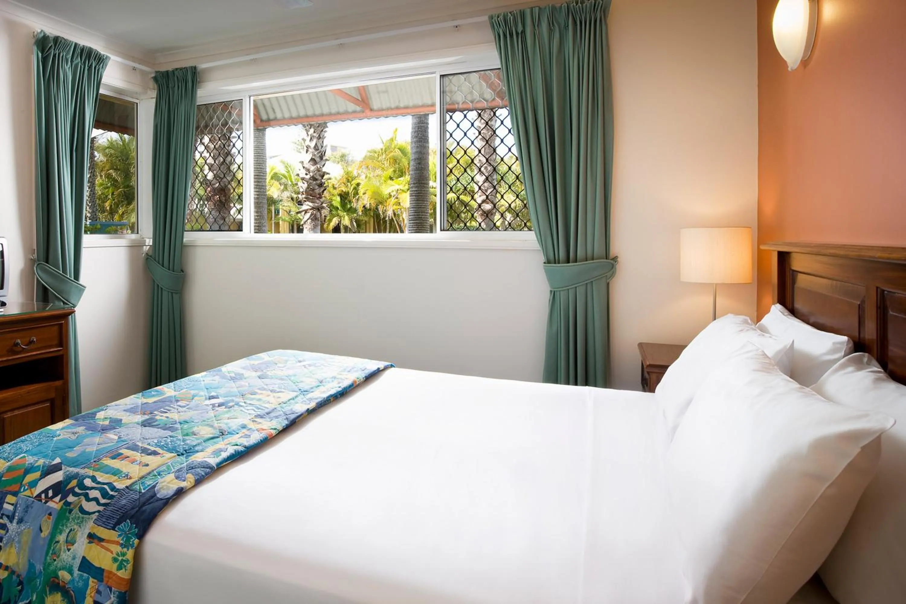 Bedroom, Bed in BreakFree Diamond Beach