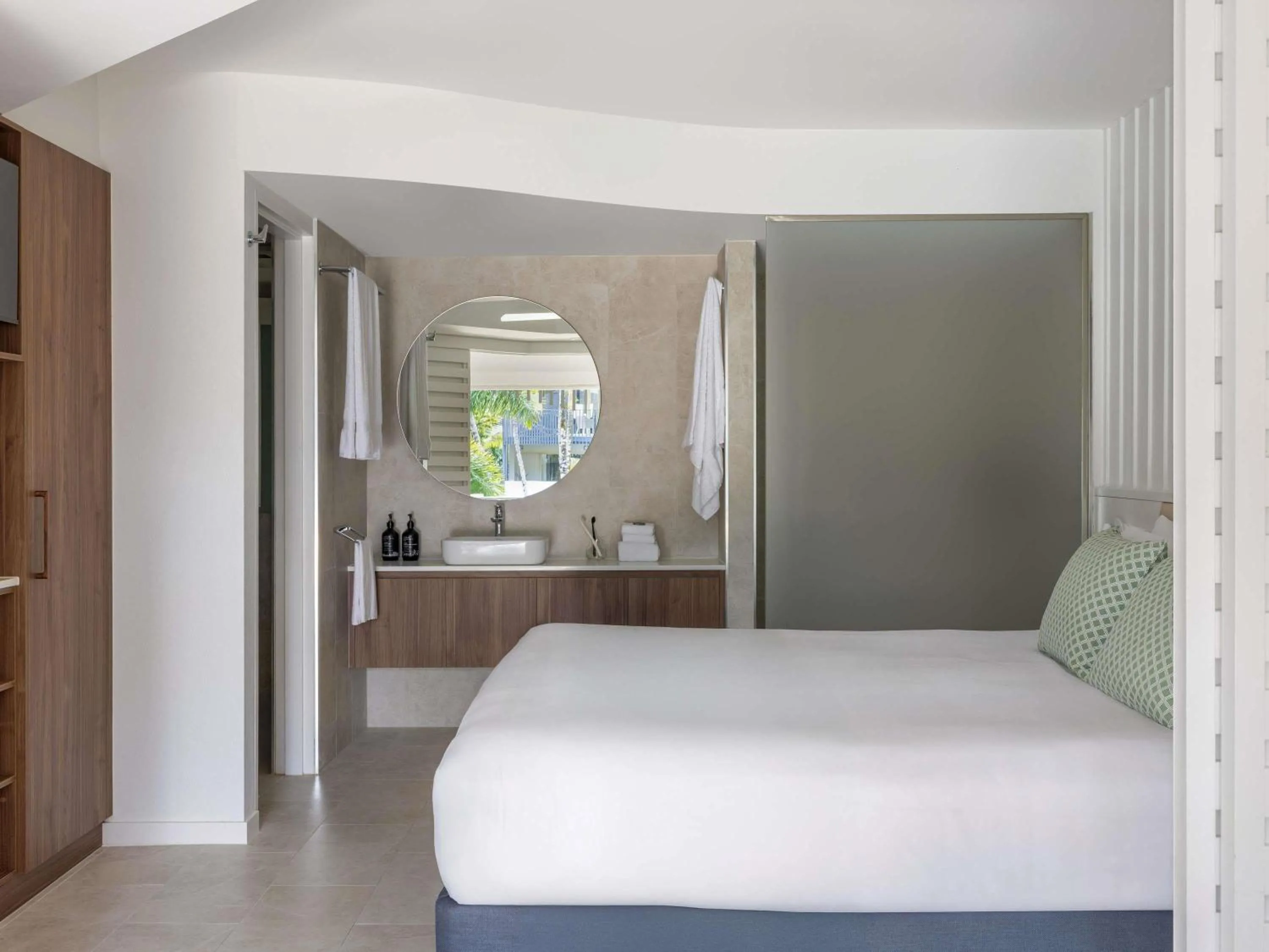 Bedroom, Bed in Mantra French Quarter Noosa