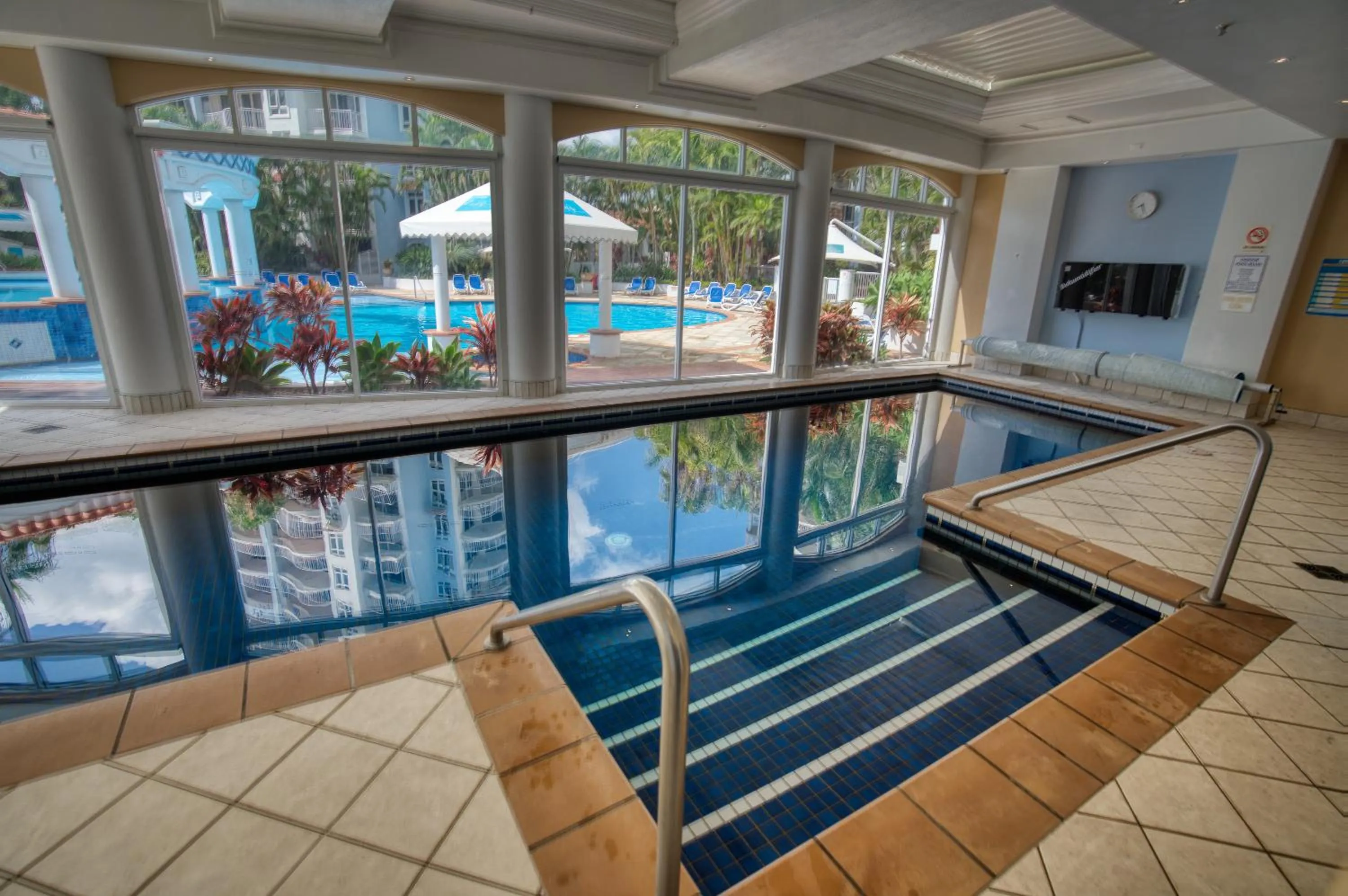 Pool view in Bel Air on Broadbeach - Official