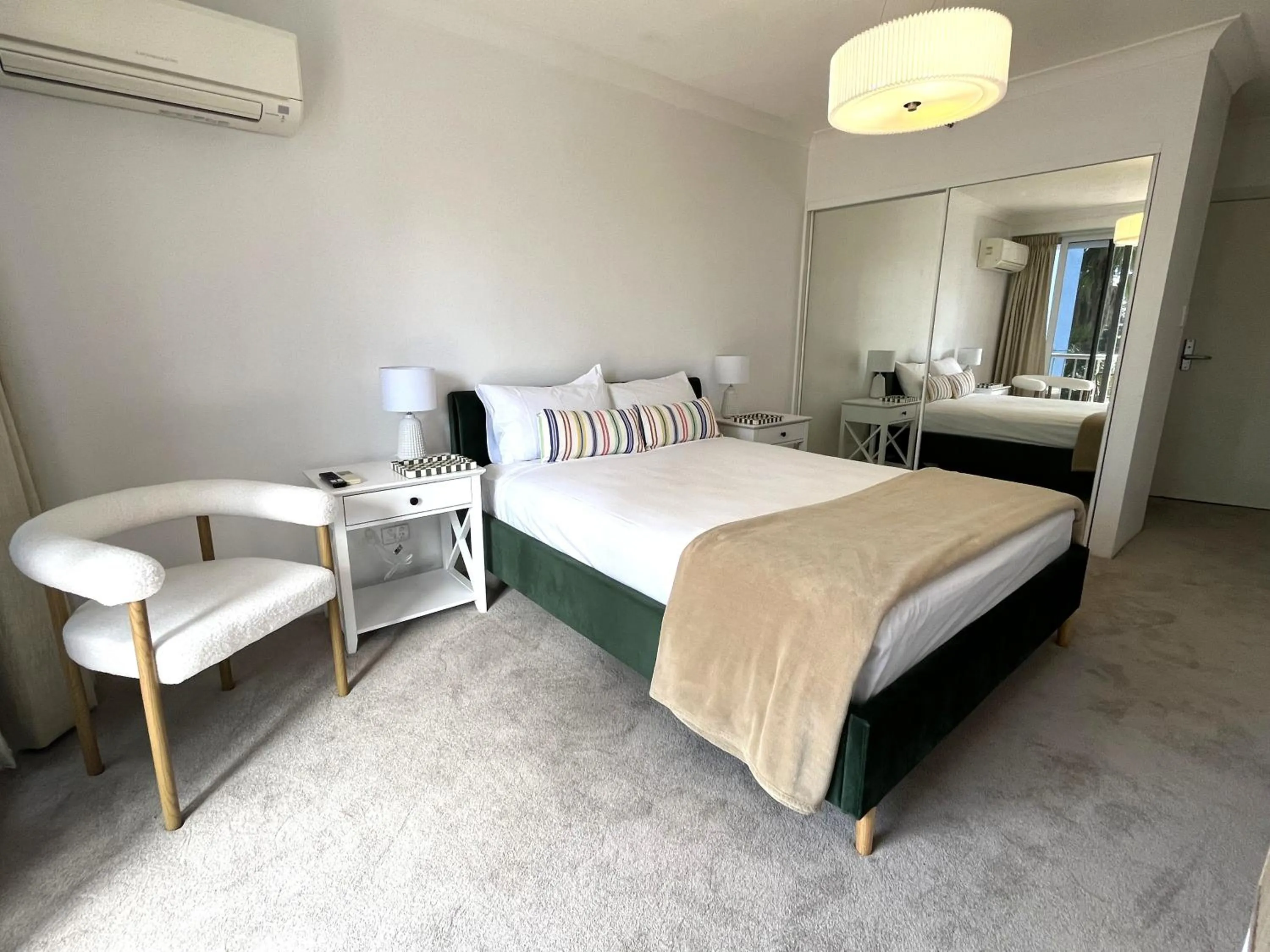 Bed in Bel Air on Broadbeach - Official