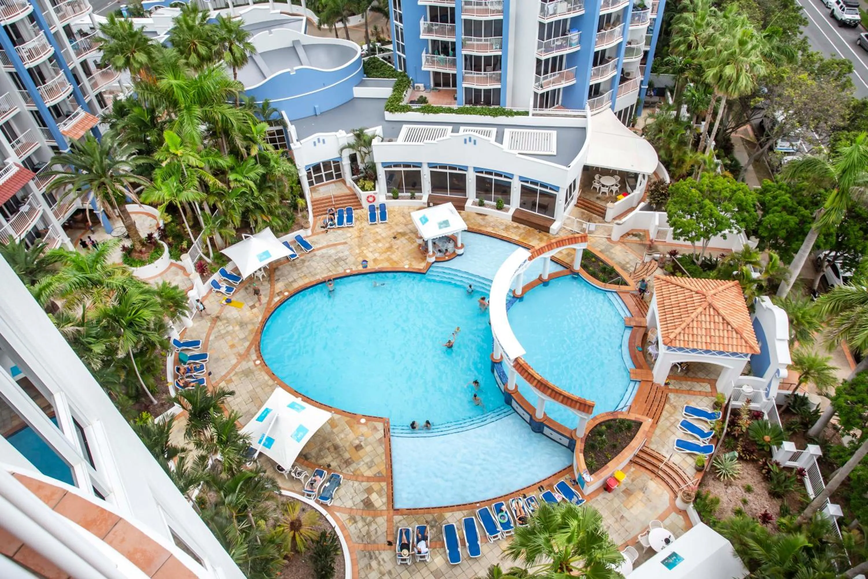 Swimming pool in Bel Air on Broadbeach - Official