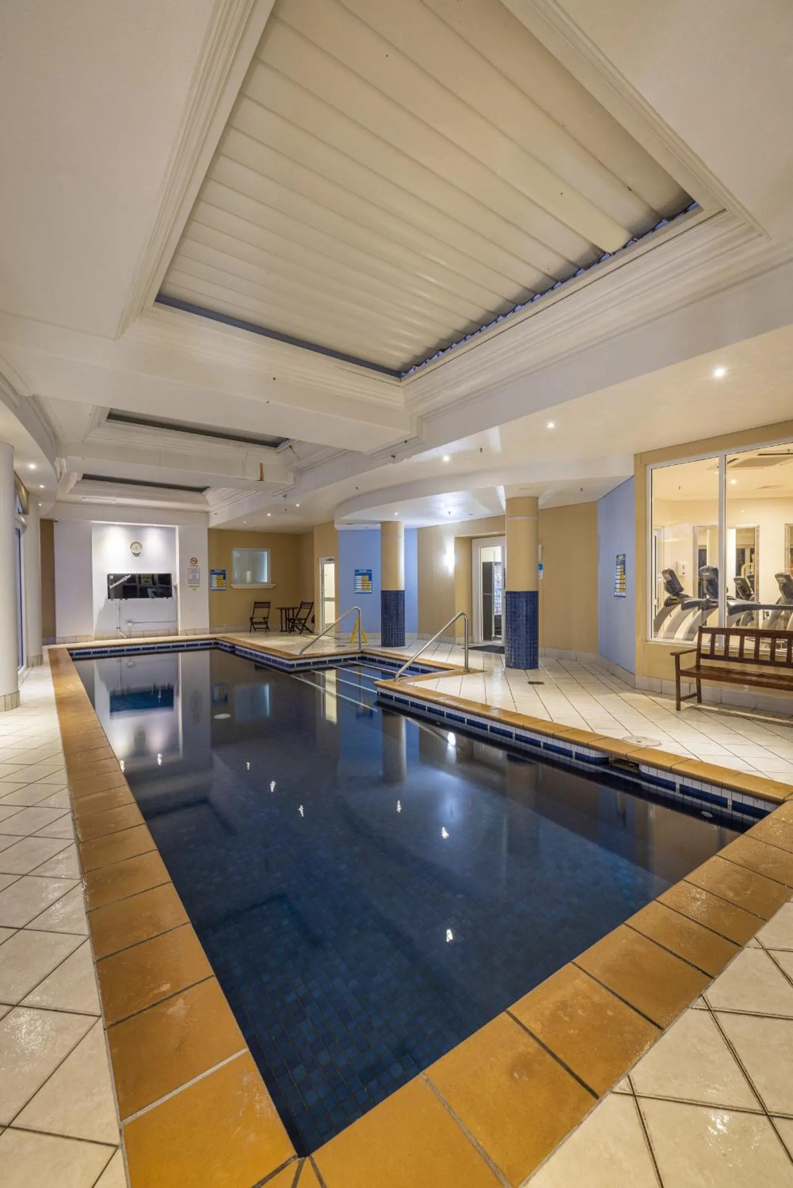 Swimming pool in Bel Air on Broadbeach - Official