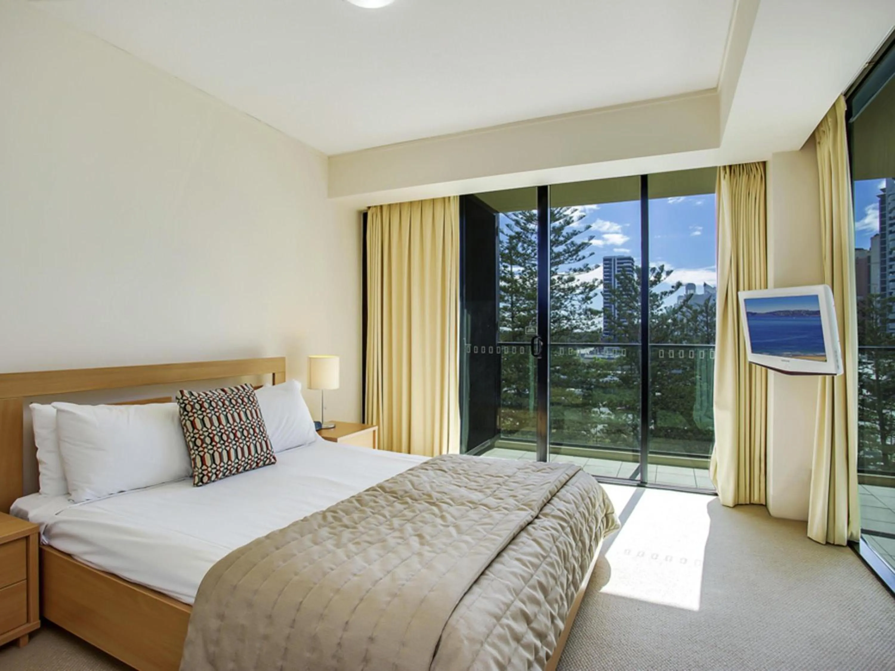 Bedroom, Bed in Mantra Broadbeach on the Park