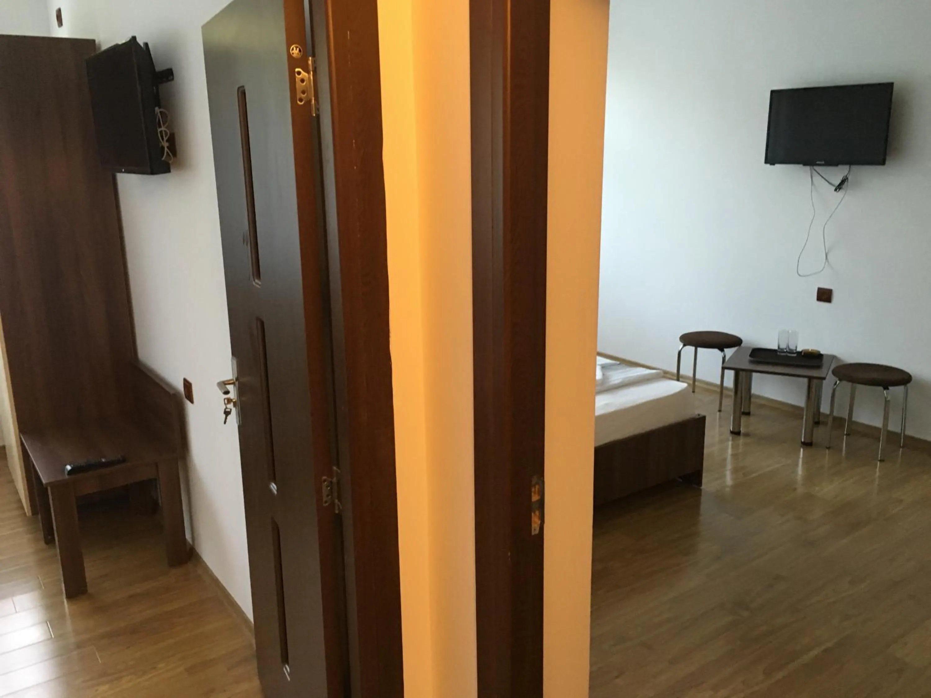 Photo of the whole room, Bed in Paradox Oituz