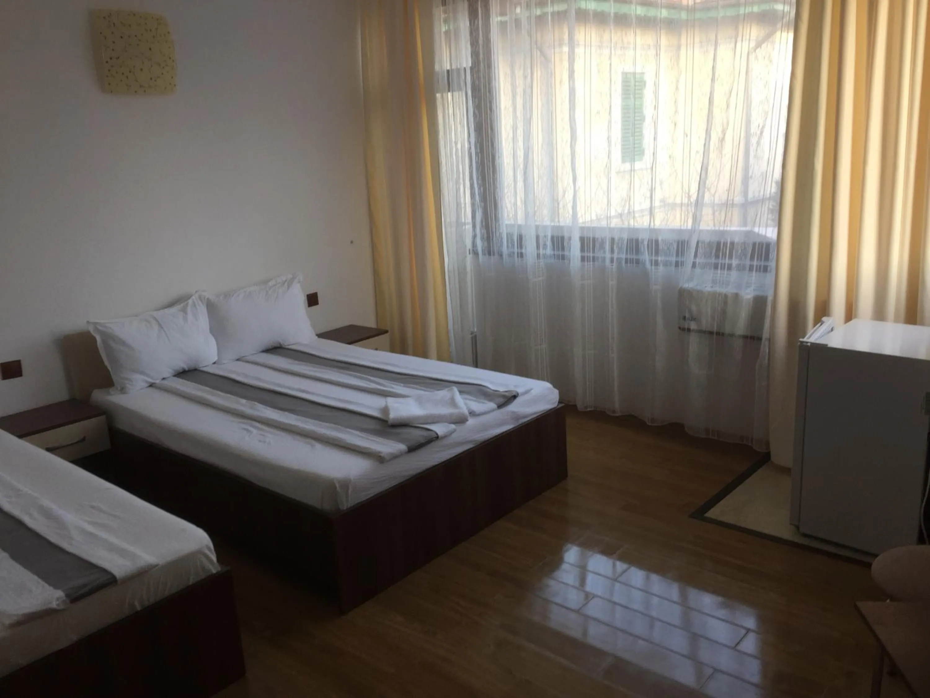 Photo of the whole room, Bed in Paradox Oituz