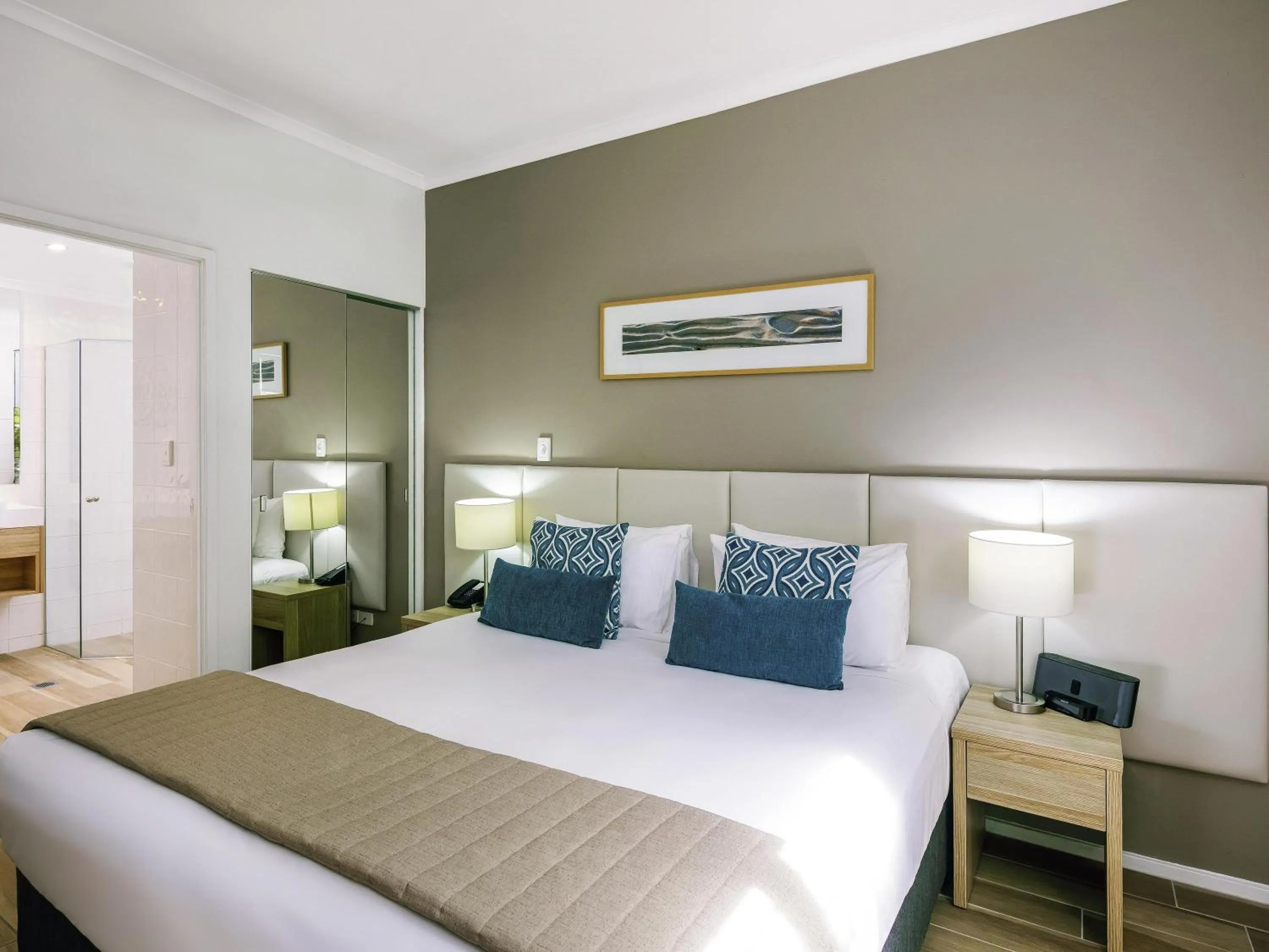 Bedroom, Bed in Mantra PortSea