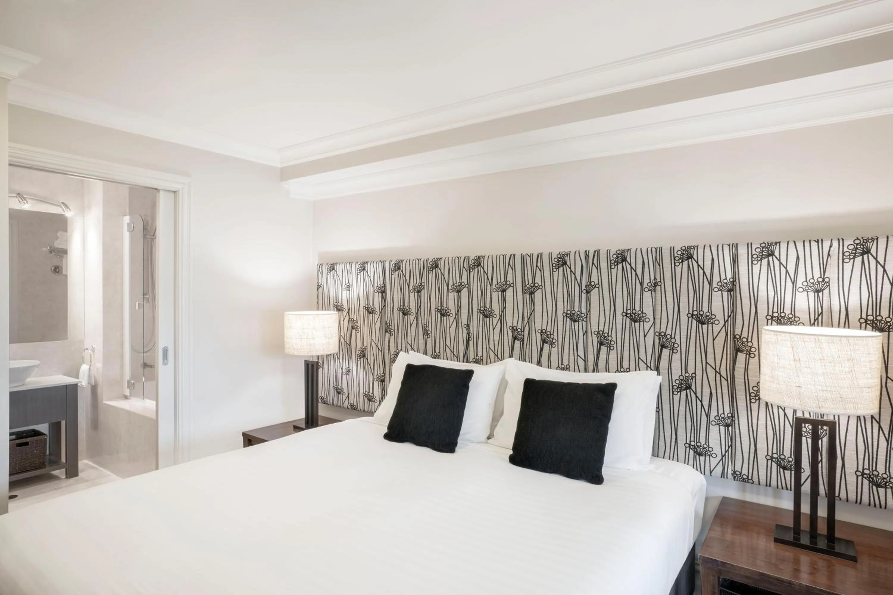 Bathroom, Bed in Peppers Beacon