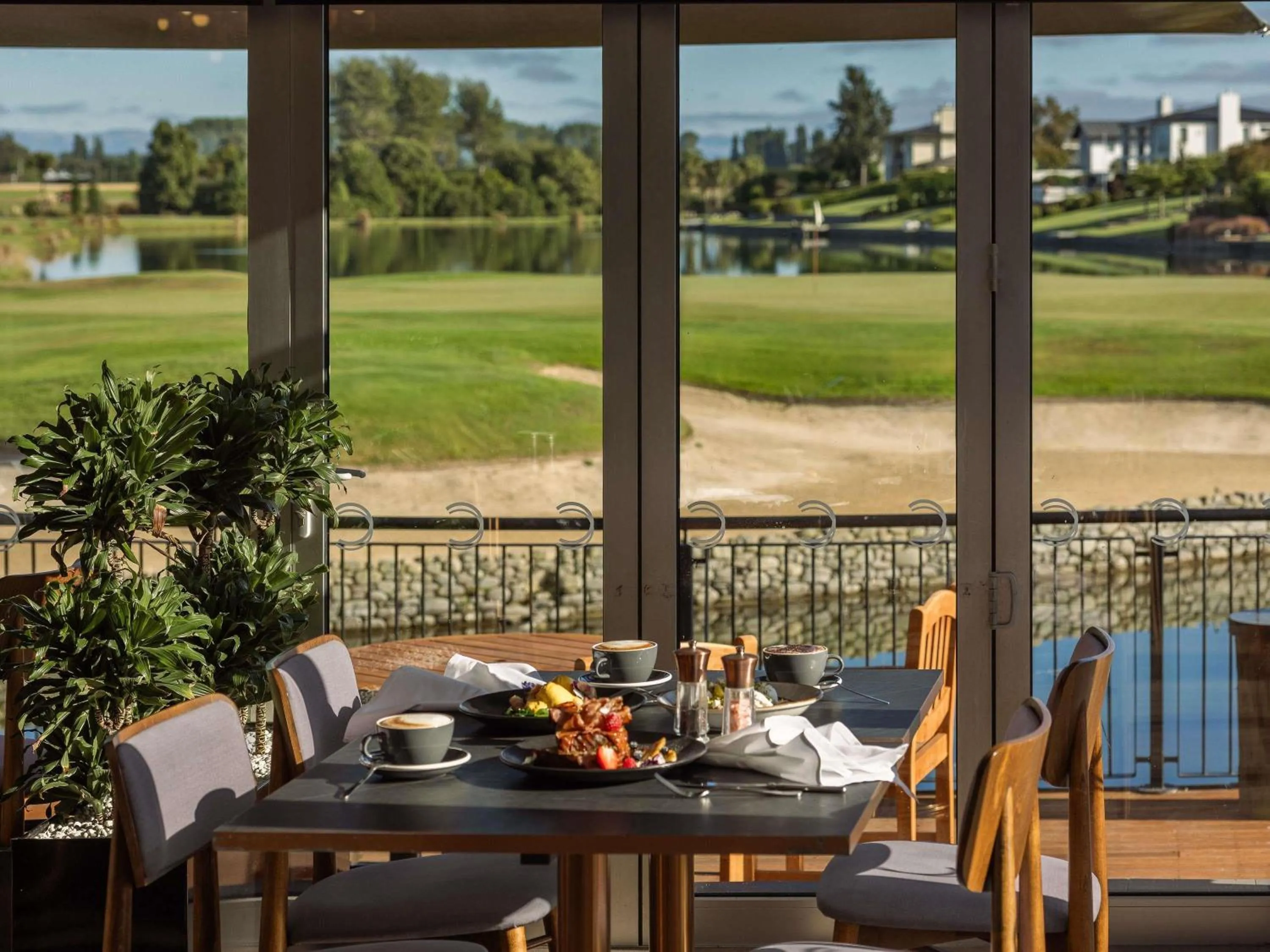 Restaurant/places to eat in Peppers Clearwater Resort