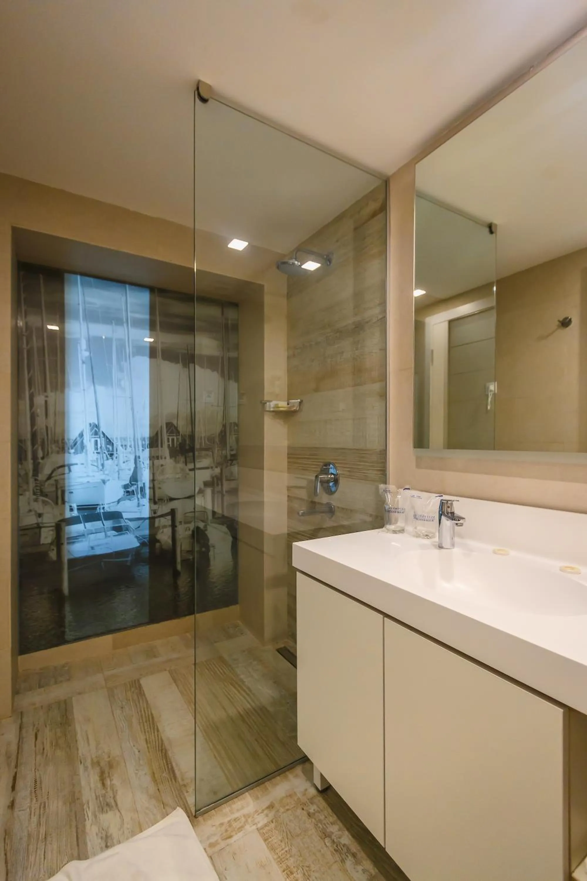 Bathroom in Carine Hotel Delfin