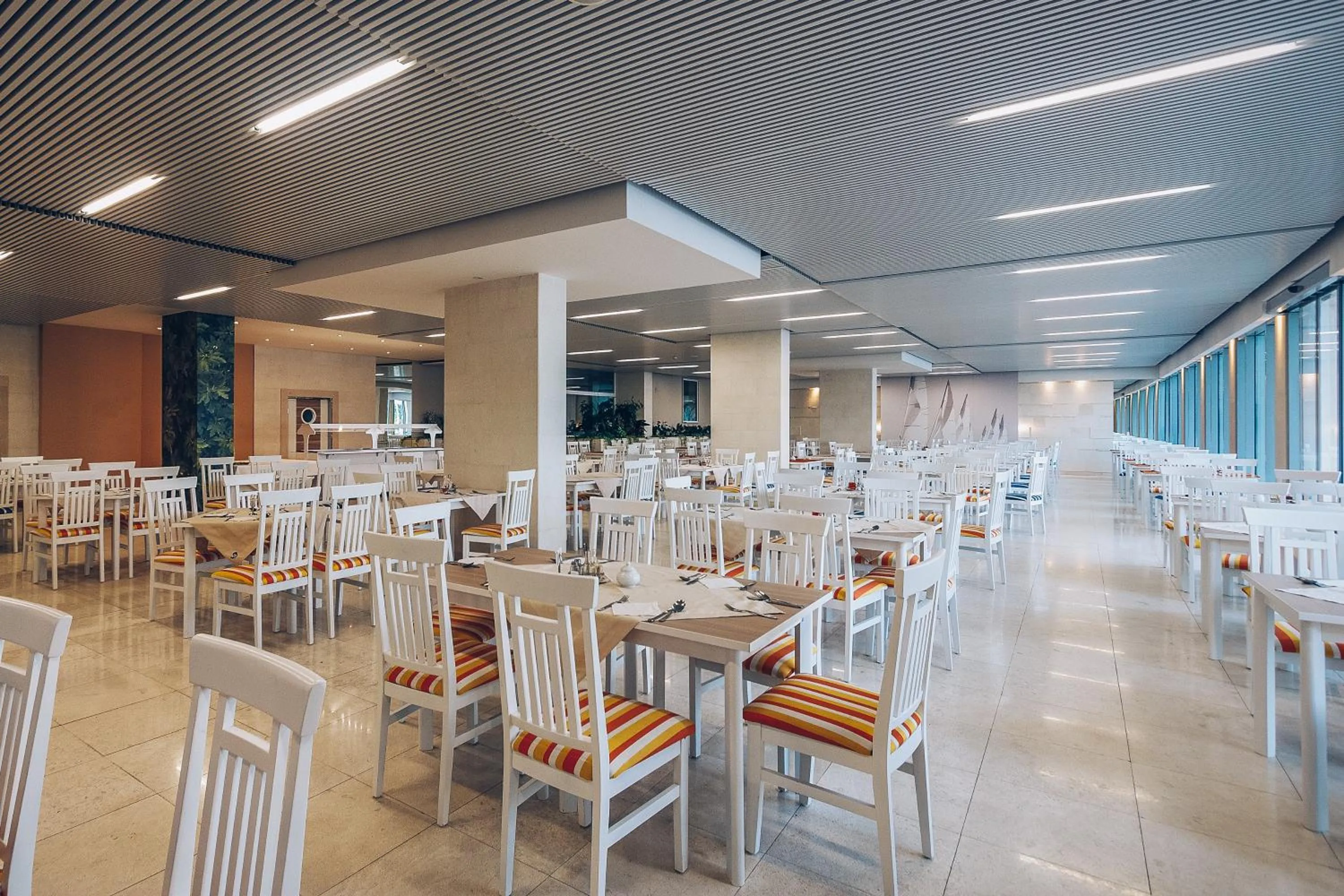 Restaurant/places to eat in Carine Hotel Delfin