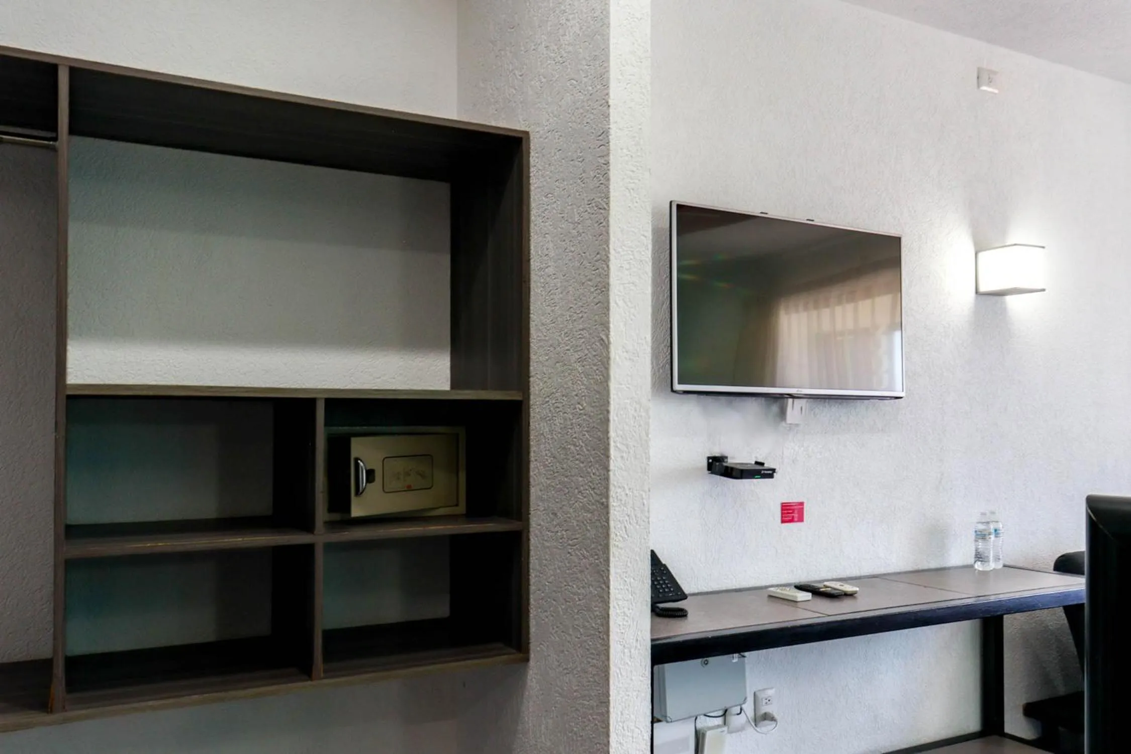 wardrobe in Hotel MX portal maya