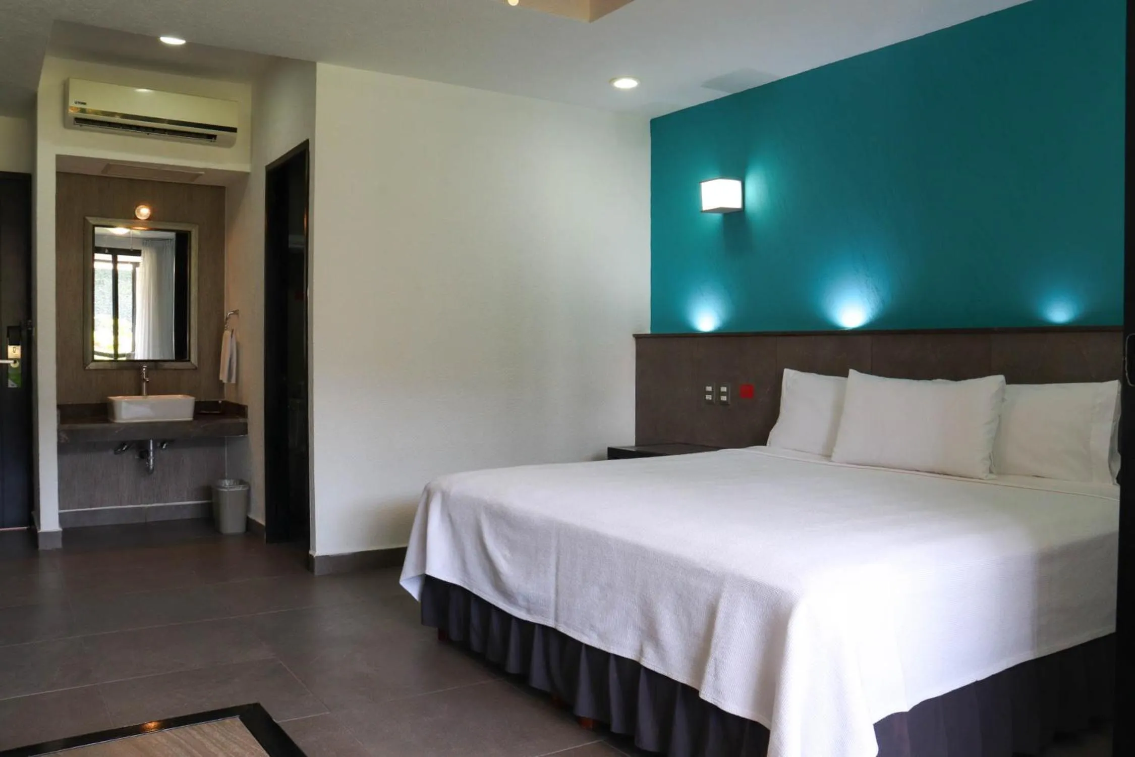 Photo of the whole room, Bed in Hotel MX portal maya