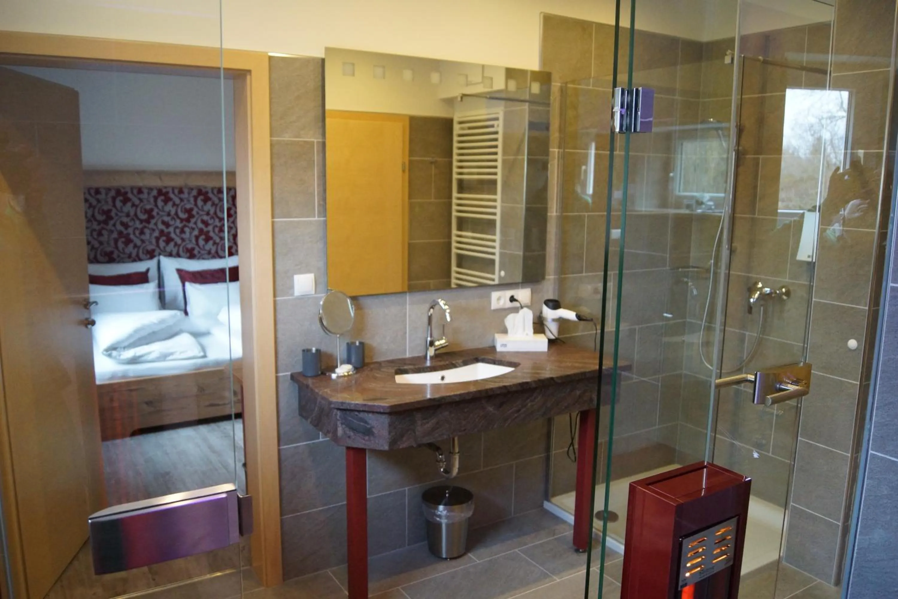 Shower in Der Marienhof Hotel Garni