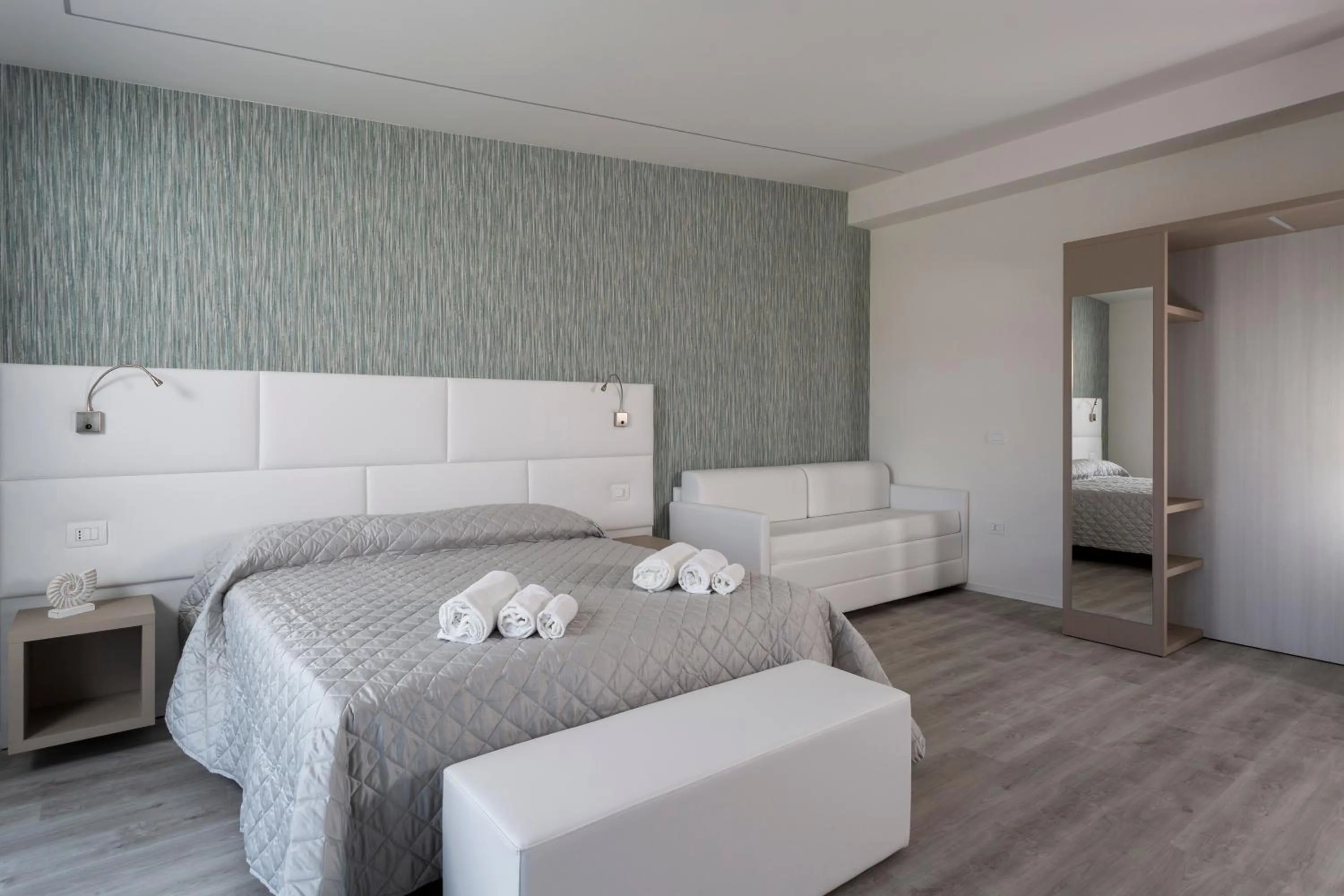 Photo of the whole room, Bed in MARITTIMO Milano Marittima