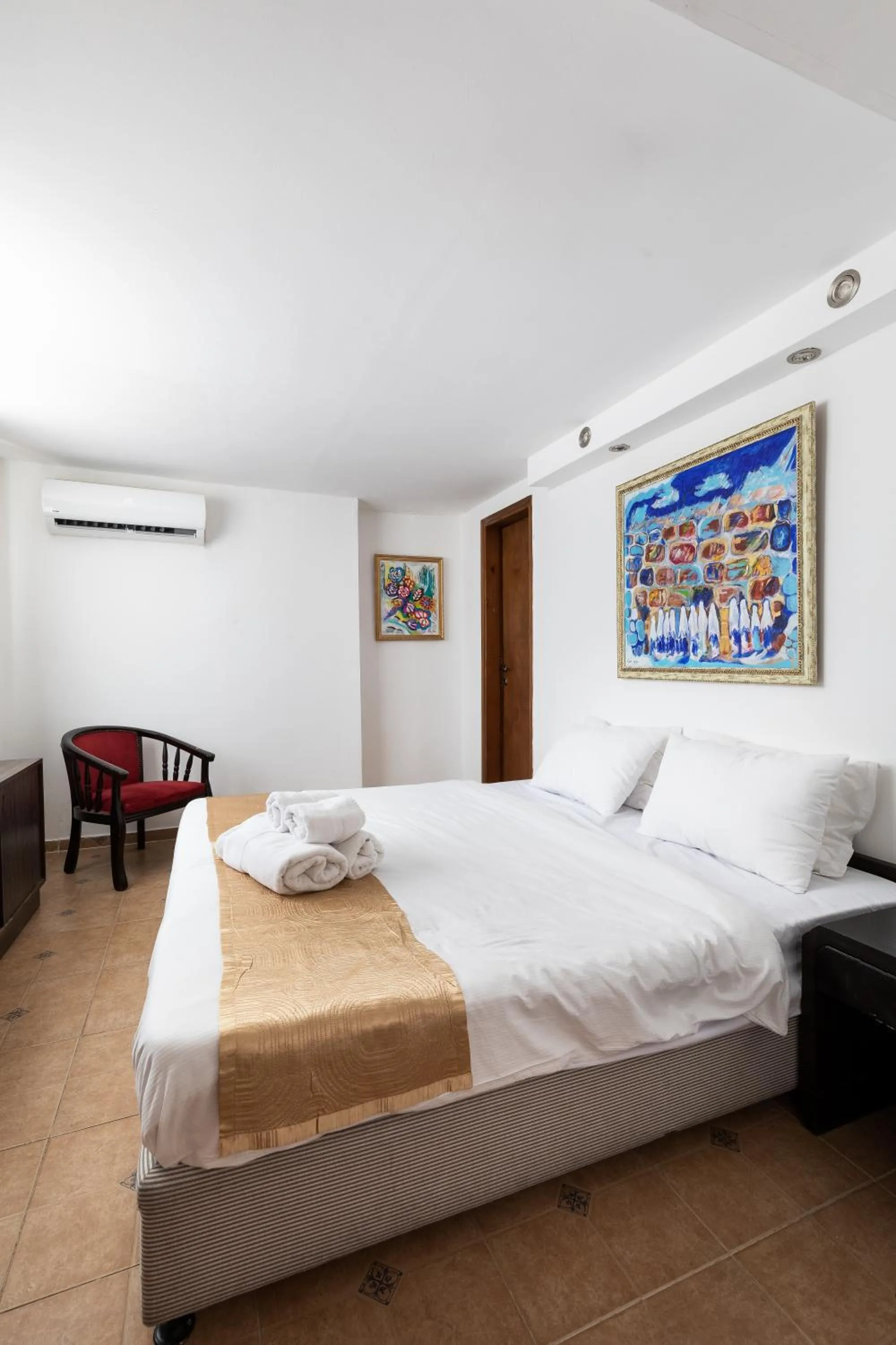 Bed in The Colony Hotel