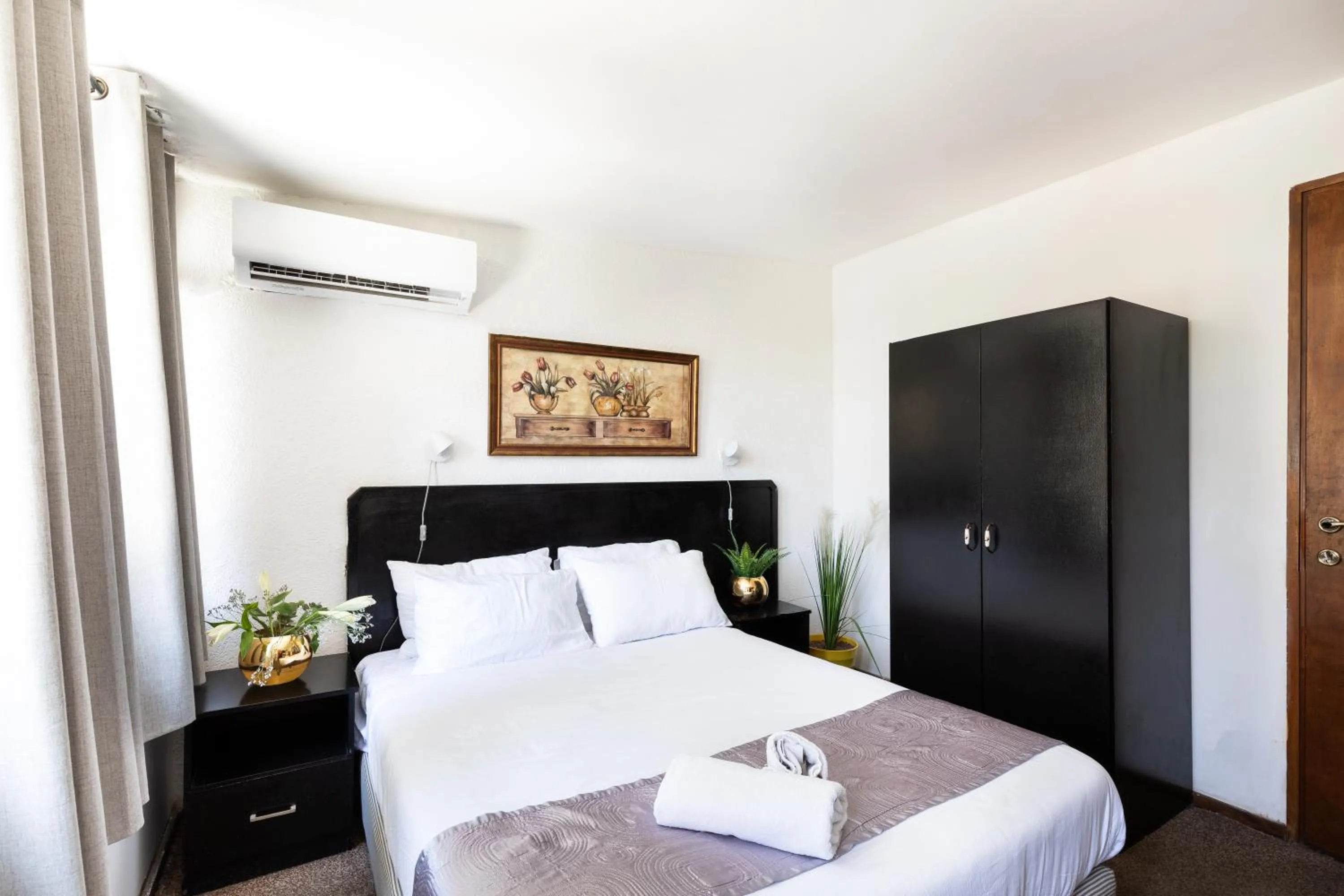 Bed in The Colony Hotel