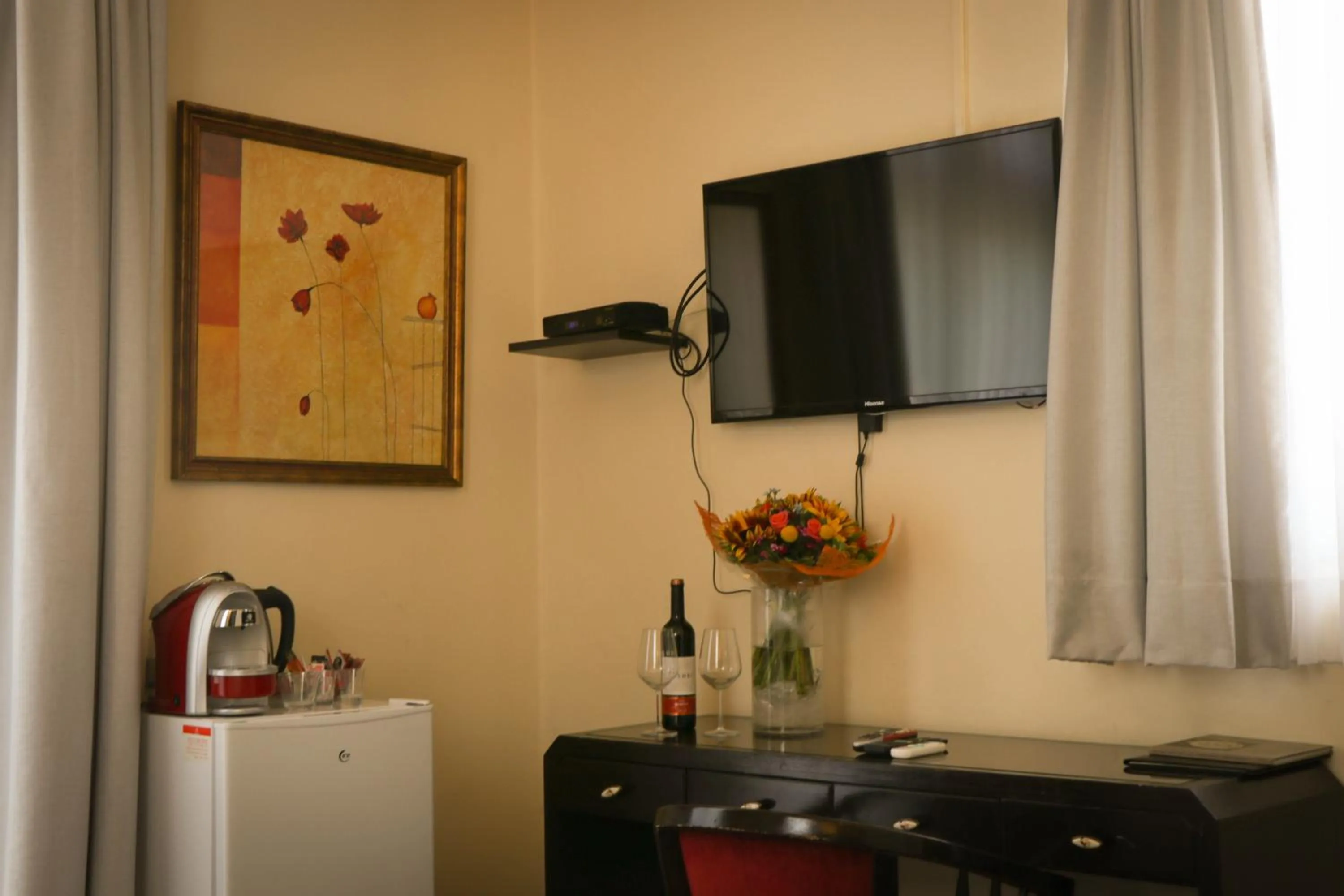 TV and multimedia, TV/Entertainment Center in The Colony Hotel