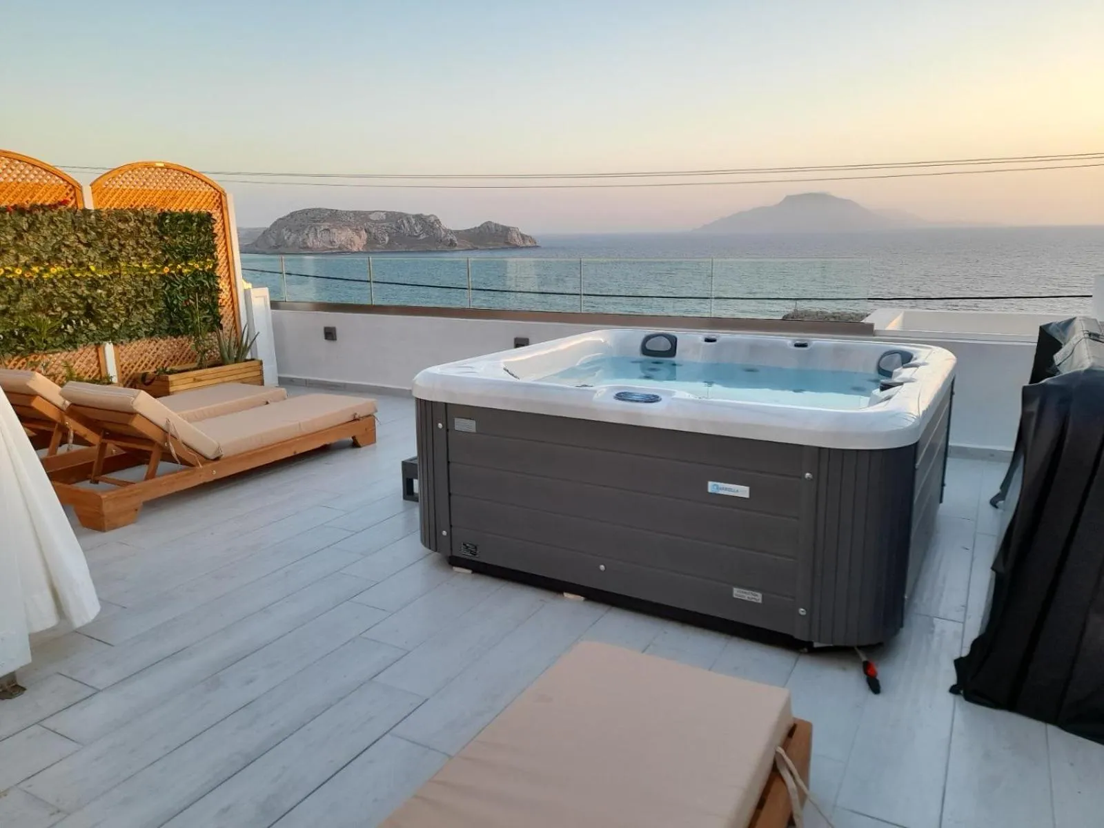 Hot Tub in Hotel Finiki View