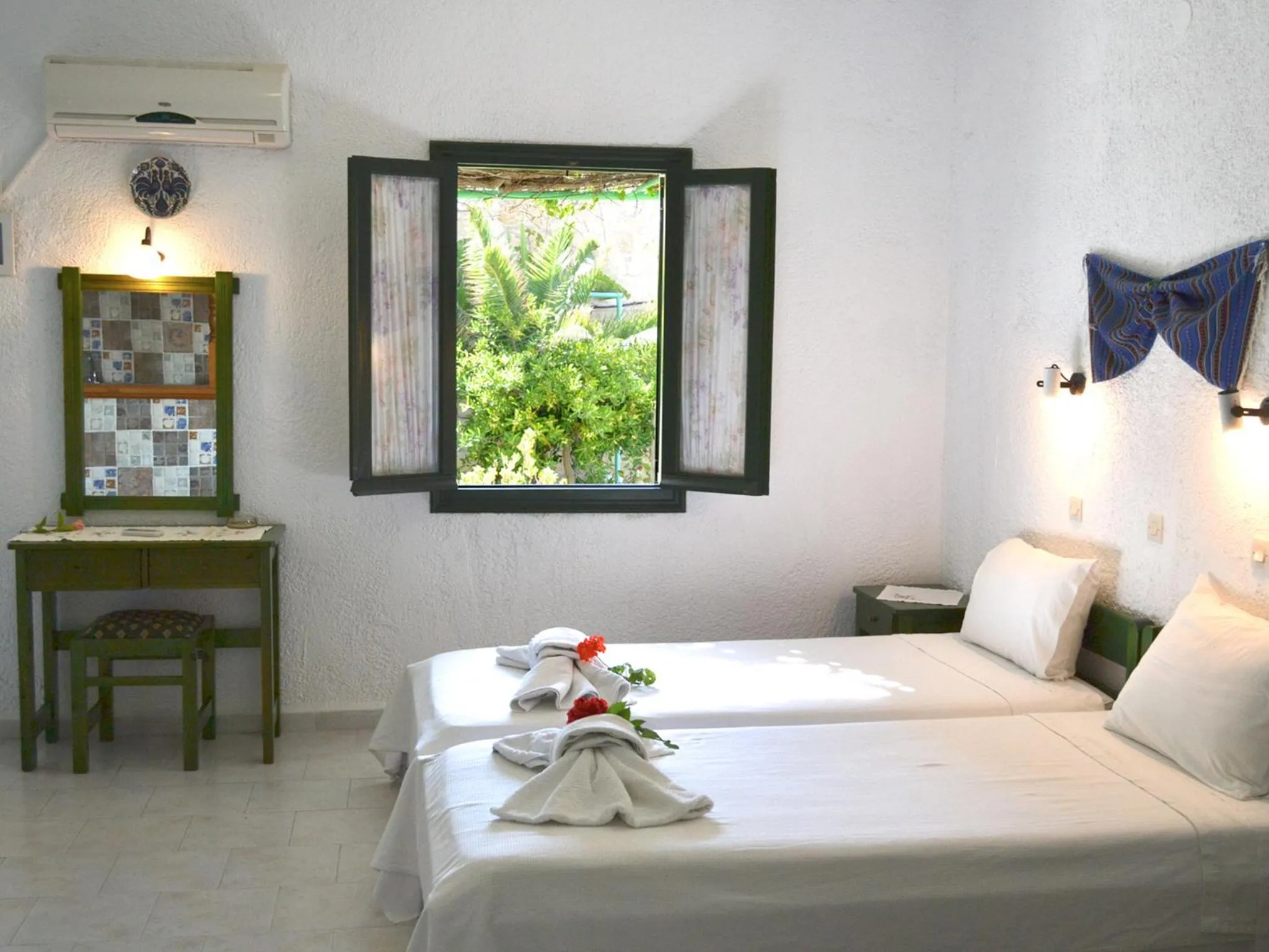 Decorative detail, Bed in Hotel Finiki View