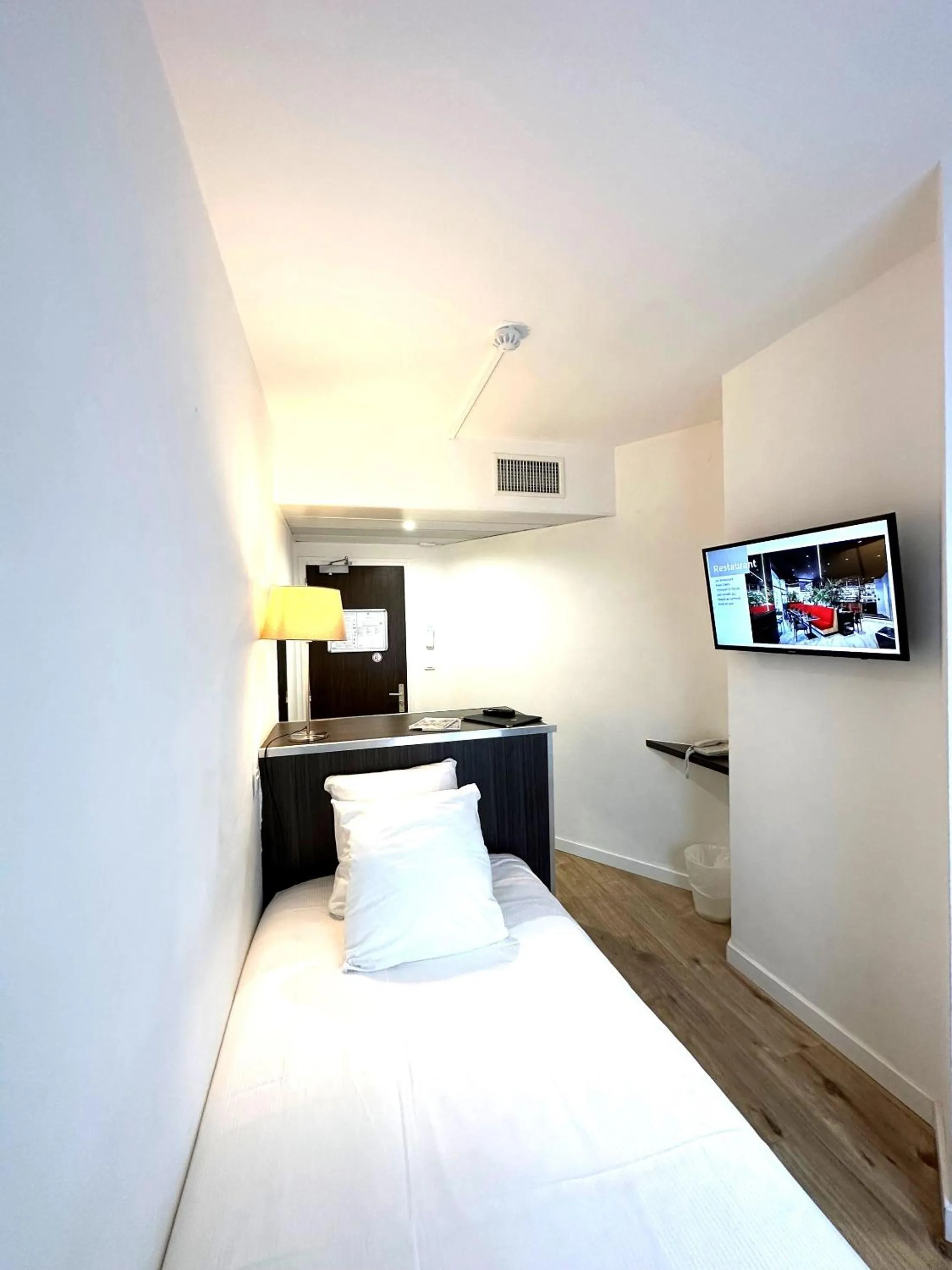 Photo of the whole room, Bed in Hôtel Le Cousture