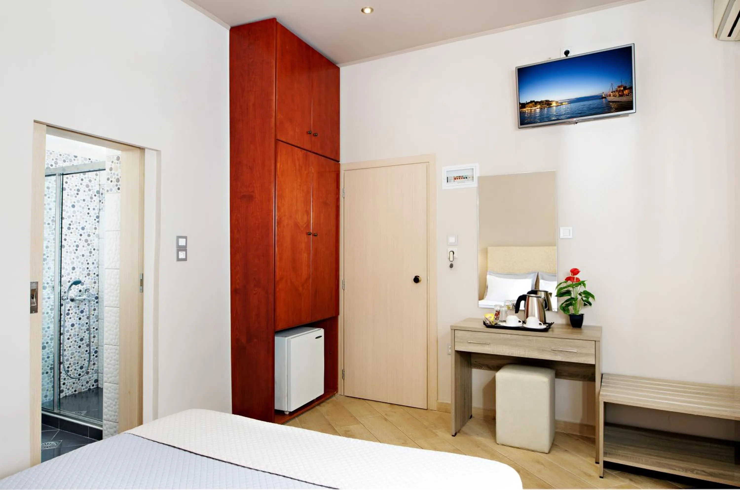 Shower, Bed in Hotel Ideon