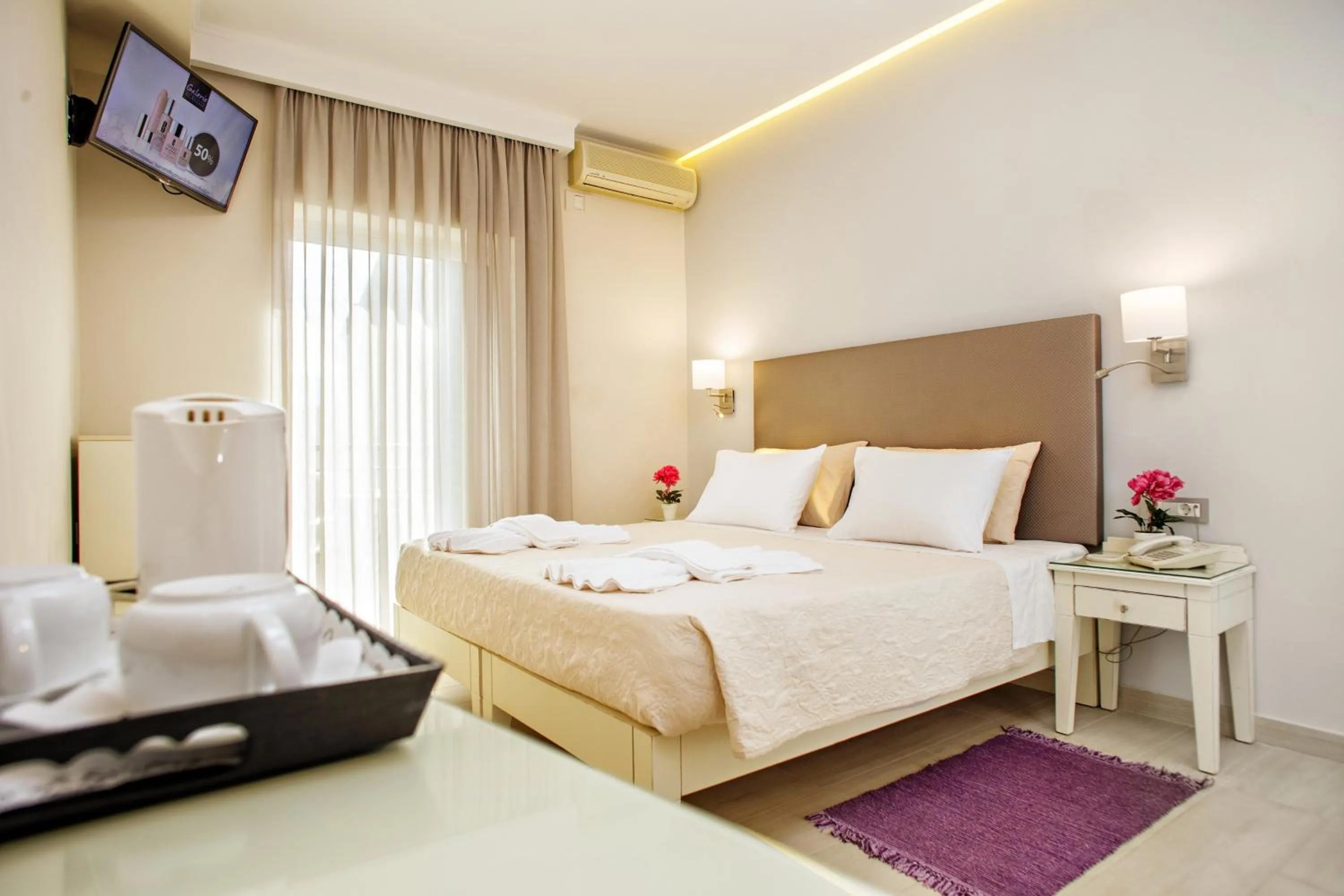 Shower, Bed in Hotel Ideon