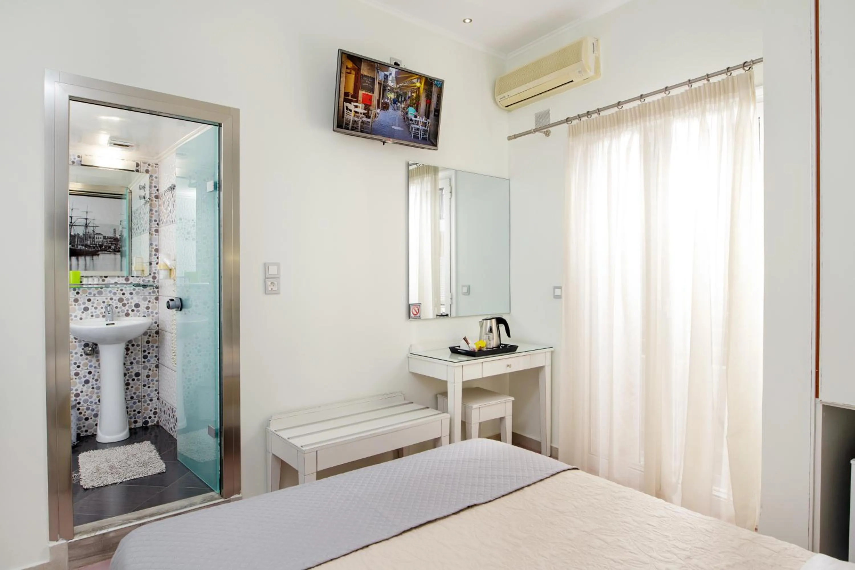 Shower, Bed in Hotel Ideon